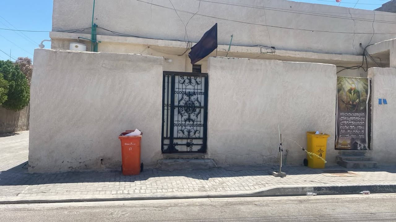 السلام عليكم مشتملات عدد ٢للبيع في القبله حي الجامعه ركن بشارع مستشفى الطفل الواجهه ١٢ النزال ١٢ ونص خلف المشتل المساحه الكليه ١٥٠ متر بسمي بناء قديم *********** السعر ٢٢٠ مليون
