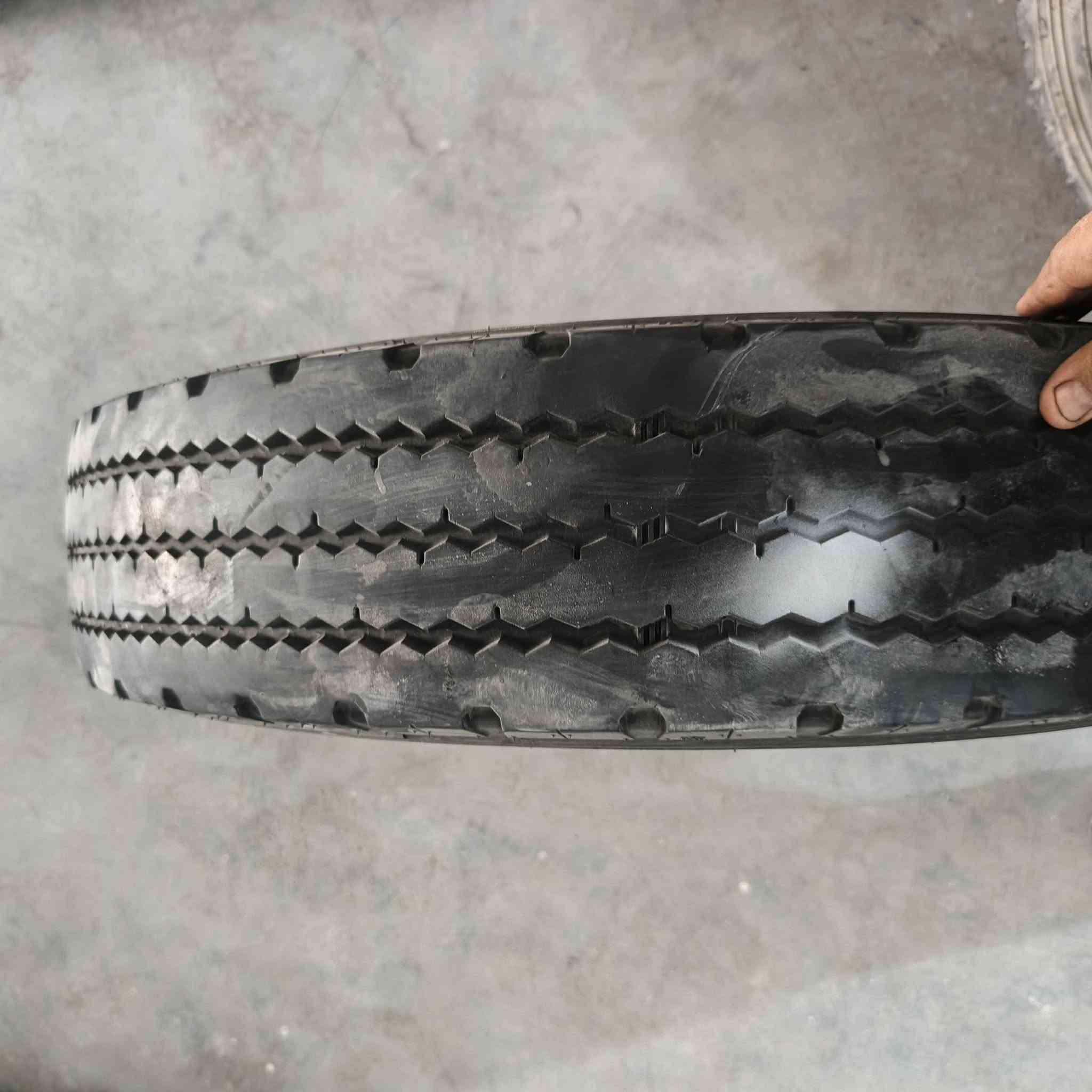 السلام عليكم
يوجد لدينا اطارين باله شرط جديد وغير مستخدم الحجم ١٦.٧٠٠ المنشأ هندي مكفول السعر جدا مناسب. 
***********
