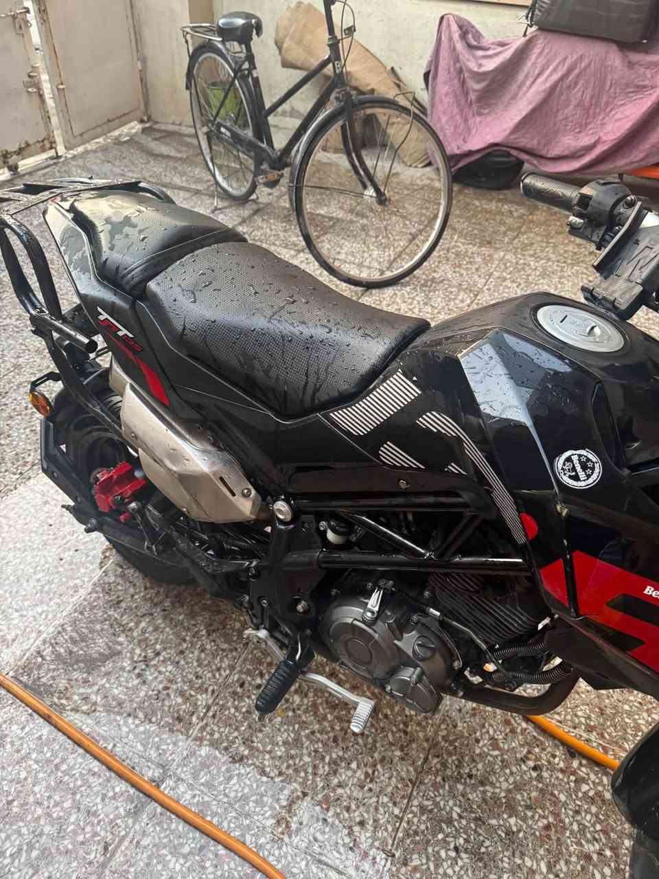 بنلي 135cc للبيع
الدراجه نضيفه من جوه المحرك ما فاتح بي برغي صارلهة سنه عندي الدراجه او معتني بيهة بس الكشر الخارجي شويه تعبان لأن استخدم الدراجه اروح بيهة للجامعه او ارجع +شغل دلفري ف مكلوب بيهة شكم مره اما الباقي ف الدراجه ما تشكي من شي ولا فد يوم موكفتني بشارع رزنه الدراجه بالمشي 
+اني عندي نوزل او فيتب احتياط لأن ذني استهلاكيات مره وحده وكف عندي لأن ماجنت اعرف انو بين فتره او فتره لازم ادير محسن ف بدلته او شتريت واحد احتياط للشاري انطي الك ويا الدراجه هوه والنوزل أو عندي صندوق مال دلفري اذا يفيدك هم انطي الك او تدلل
موقعي بغداد الجديده 
الدراجه رايدهة 2.600.000
اتواصل وياي على هذا الرقم ***********

