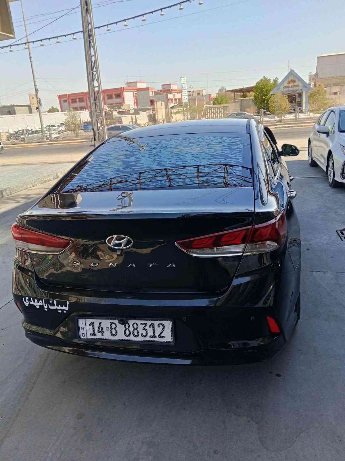 سلام عليكم 
سوناتا للبيع وارد كوري مديل 2020  سياره داخله كفاله عامه بيه بس صبغ بيه قطعتين فقط ولباقي كفاله  عامه من الحادث محرك 2000 دوش موصفات عاديه سياره حره باسمي رقم بصره  السعر 150 وبيه مجال للطيبين للتواصل  ***********
