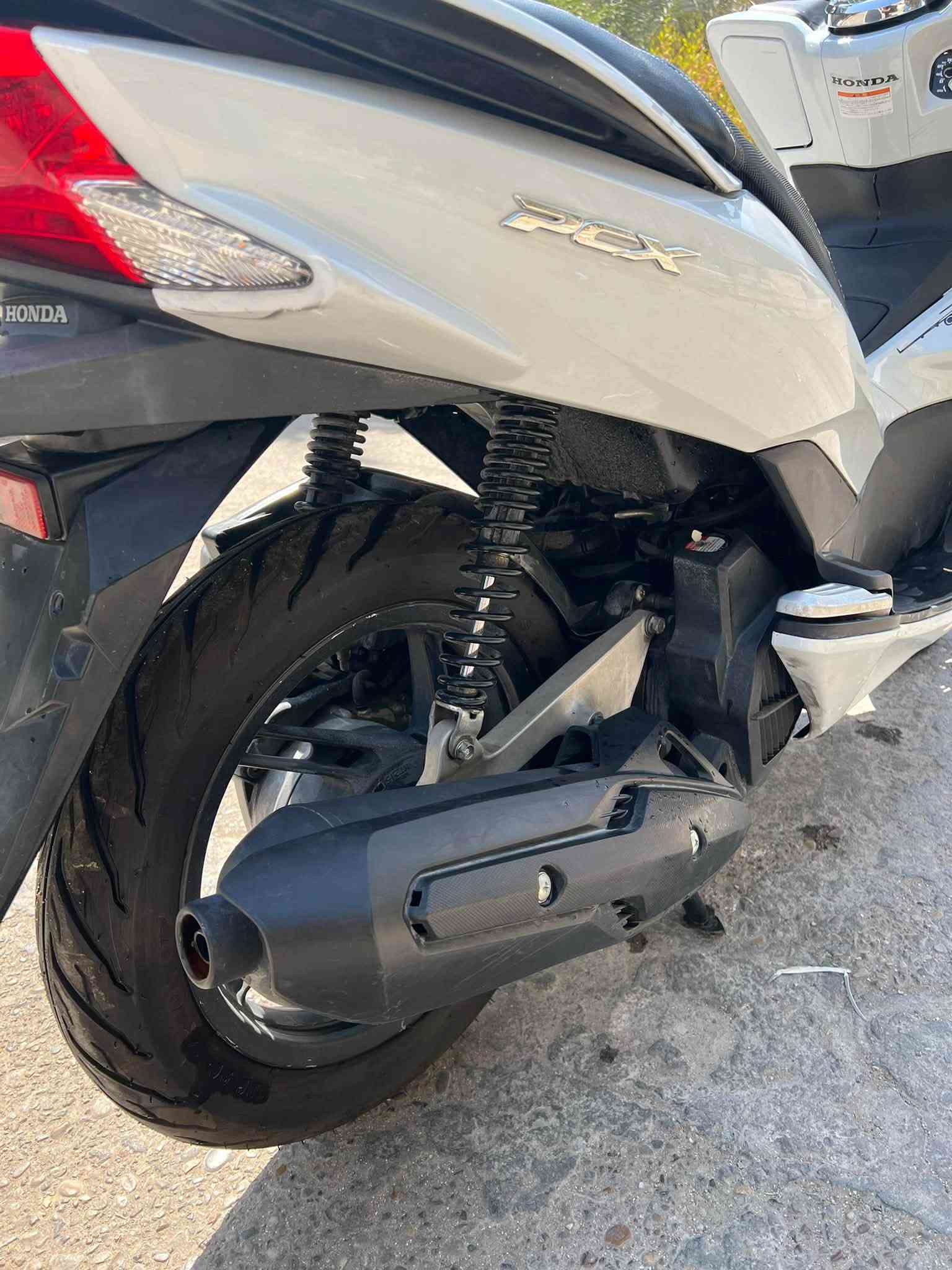 سلام عليكم 
دراجة pcx جيل ثاني ياباني 
للبيع دراجة كلش حلوة ونضيفه 
اي نقص ما بيها 
العنوان بغداد الكاظمية 
للاستفسار ***********
