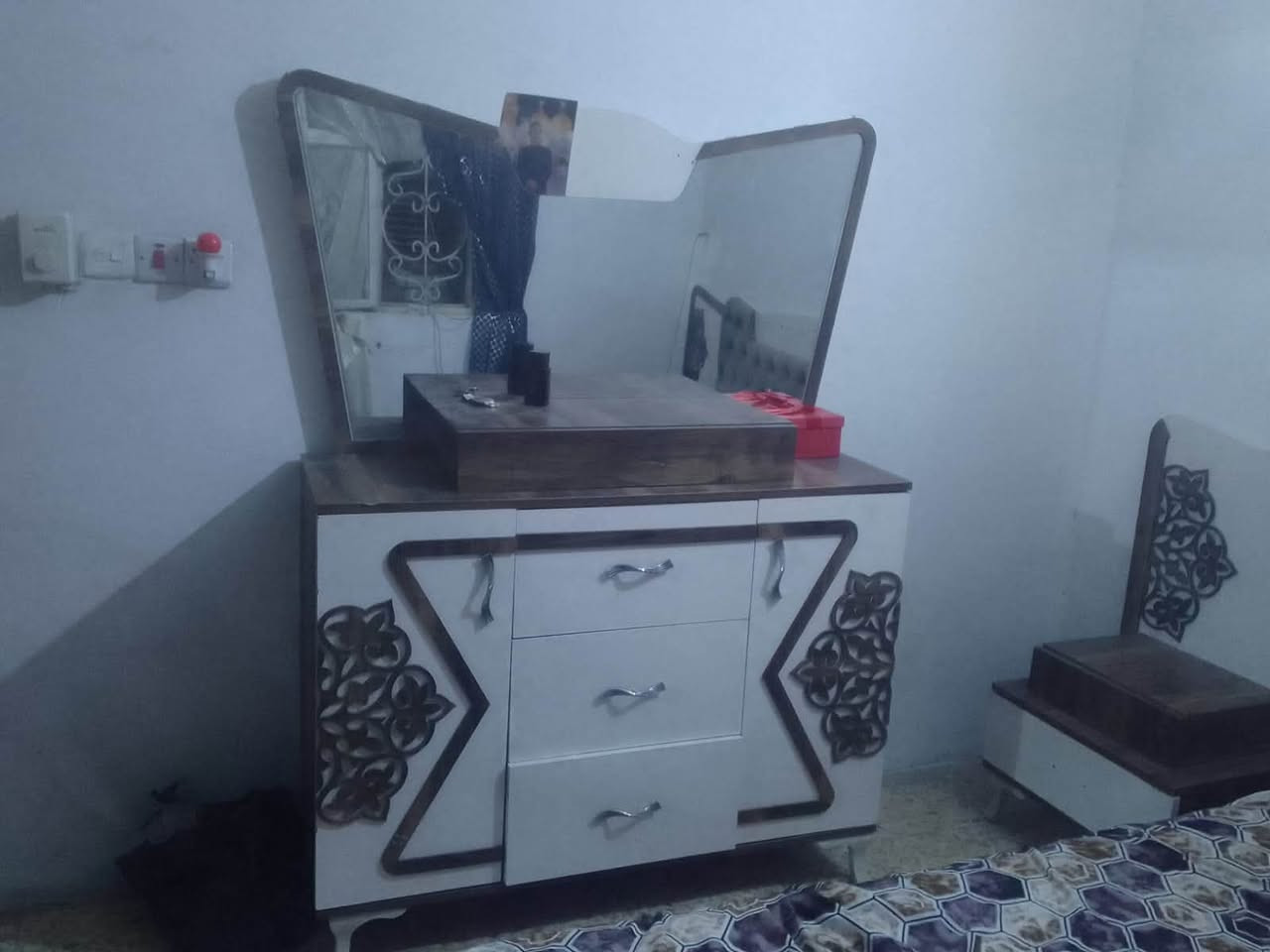 غرفة بيها أضرار نوع تركي هي ودوشك رايديها ب75 وبيها مجال العنوان بغداد الحرية الثالثة ماعدنة توصيل ***********
