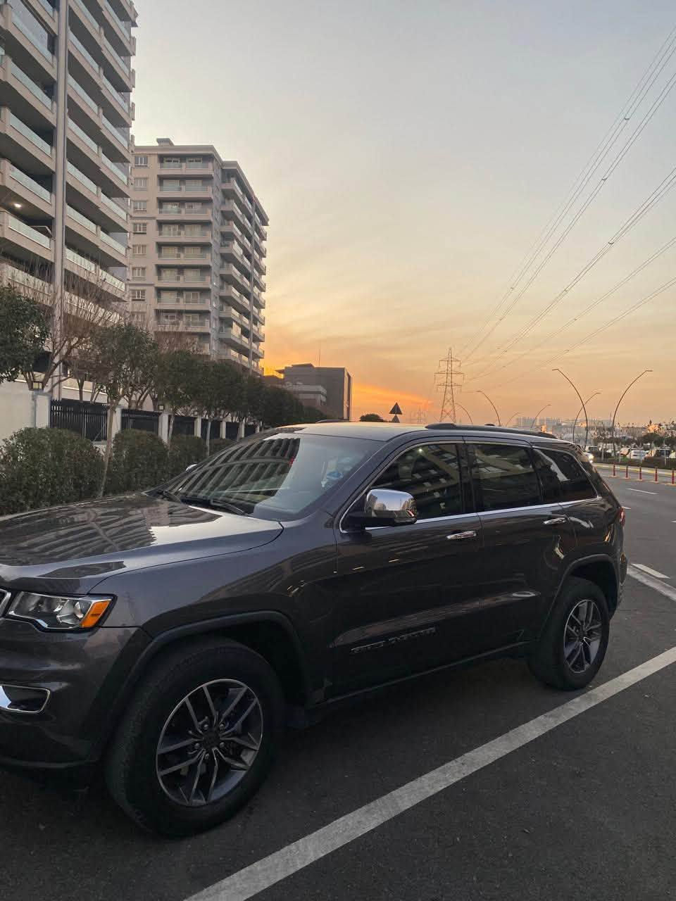 🚗 للبيع: جيب جراند شيروكي (Jeep Grand Cherokee) - فول مواصفات (Full Option) 🚗
✅ المواصفات الكاملة المتوقعة (الرجاء التأكد):

· فتحة سقف (بانوراما أو عادية)
· جنوط رياضية مقاس 20 بوصة
· شاشة ملاحة (نظام ترفيهي)
· مقاعد جلد فاخرة
· مقاعد كهربائية مع تدفئة وتبريد (حسب الفئة)
· حساسات خلفية وأمامية وكاميرا رجوع
· فرامل طوارئ ومساعدات أمان (ASR, ESP)
· مكيف أوتوماتيكي مزدوج (ثنائي أو رباعي المناطق)
· دخول وتشغيل بدون مفتاح (Keyless)
· كروم خارجي (مرايات ومقابض)

📌 موديل: [٢٠٢٢]
🎨 اللون: رمادي معدني
⛽ نوع الوقود: [بنزين / ديزل]
💰 السعر: [٢٦٠ ورقة] (قابل للتفاوض)

📞 للجادين فقط، الاتصال على الرقم:
***********
