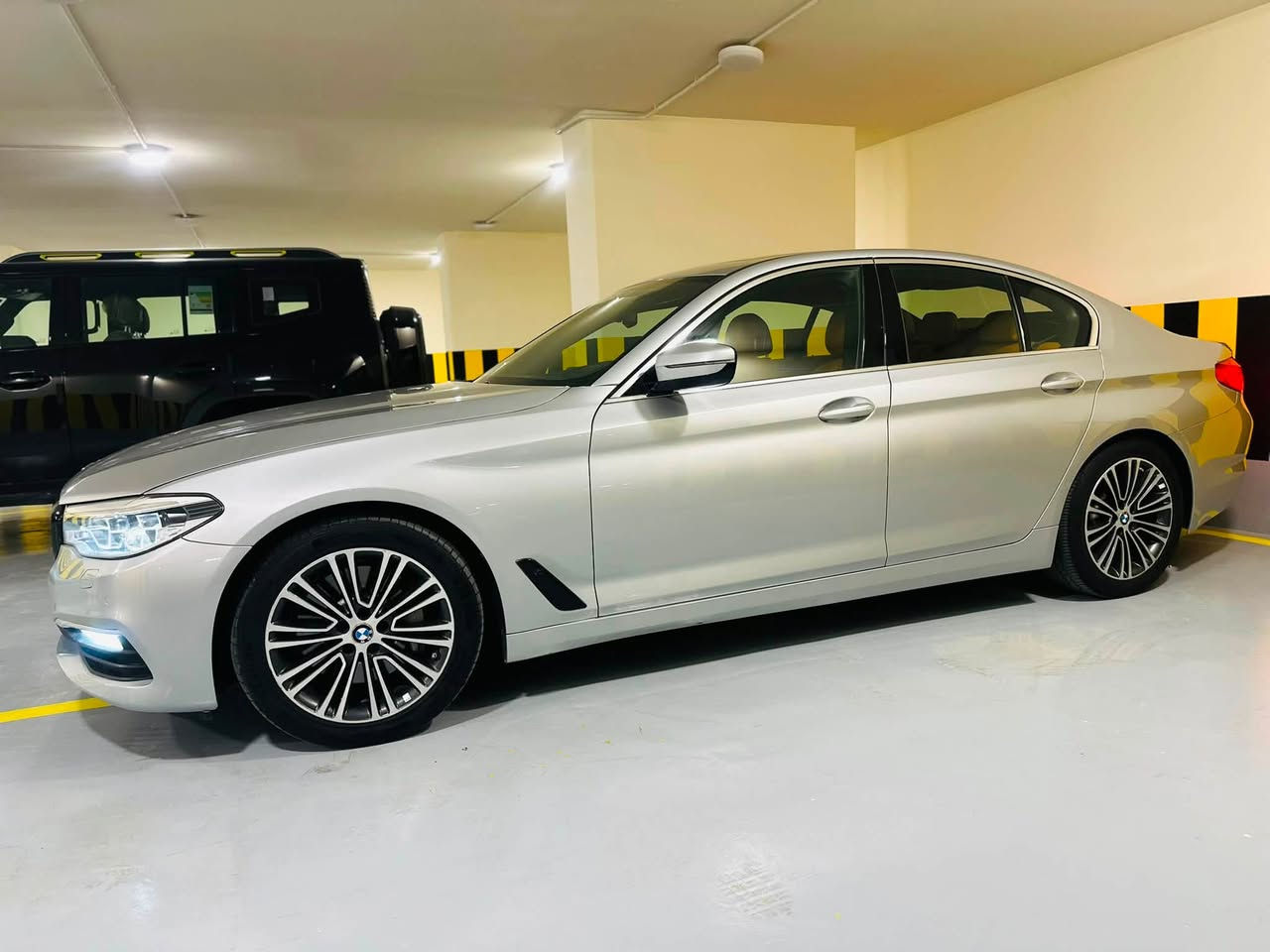 سلام عليكم 
Bmw 530i 2019 وارد امريكي بنيد صبغ وباب خلفي كلير 
سيارة ماشية ٩٢ mi سيارة جديدة مابيهة اي نقص حتة صدر وتايرات ودهن جدد ❤️
سيارة xdrive
بدون شواصي او لغود 
ايرباك ستيرن
فول مواصفات داتا شو كشنات حضن فول تحكم تحكمات الصوت والشاشة بحركت اليد تدفأة كشنات وستيرن خزن رادارات ونقاط عمياء سيارة فول 
مكاني بغداد زيونة 
سعر ٢٢٥ ورقة وماكو هيج سعر بسوك وبيهة مجال بسيط 
***********

