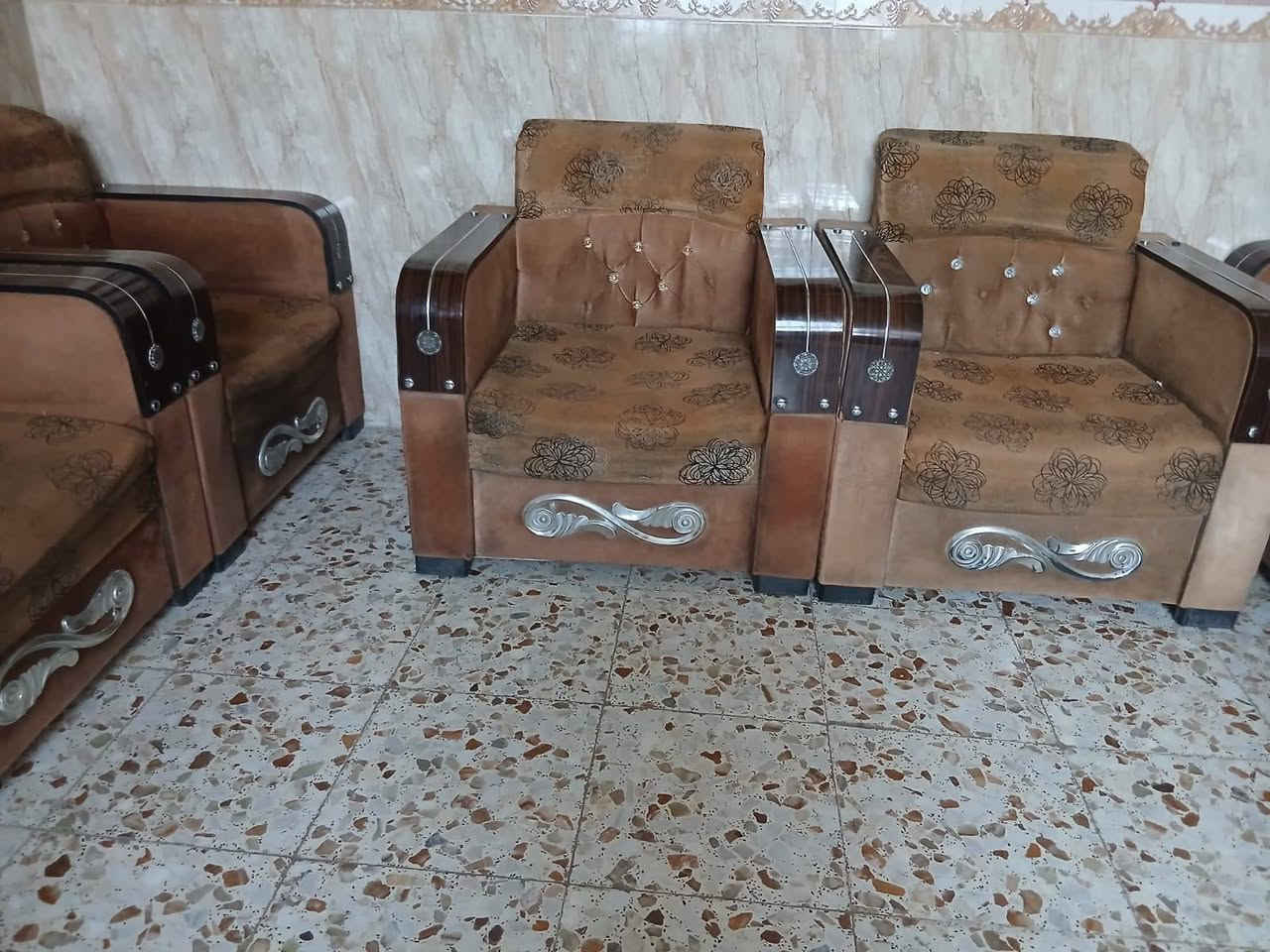 تخم مستعمل للبيع 3 قنفات و4 كراسي يحتاج دوشمة فقط قيم باليرضي الله واخذة تواصل خاص او عالرقم ***********
