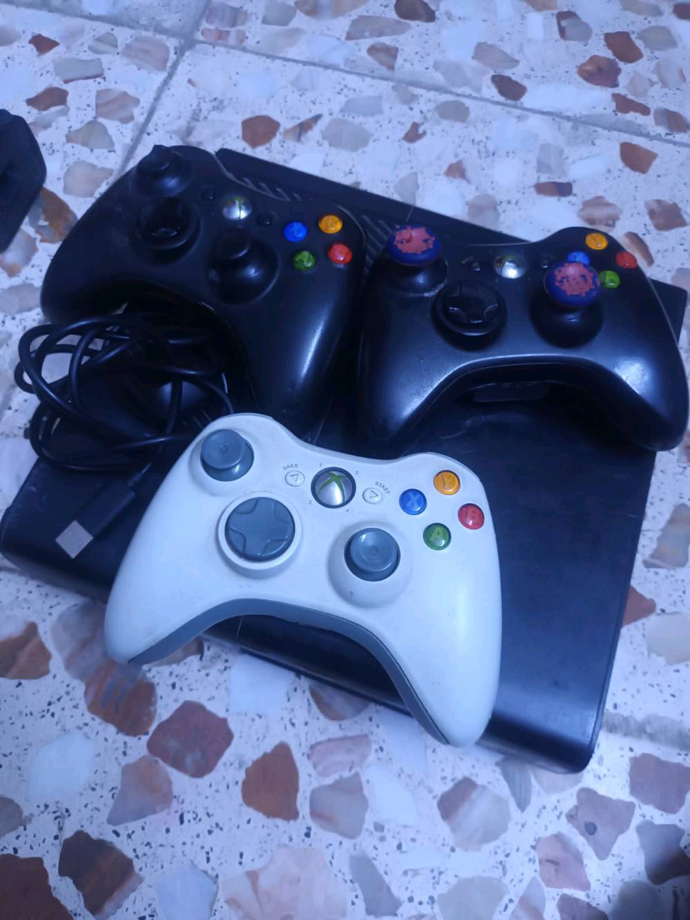 اكسبوكس 360E معه المحولة و ثلاث جوستك اثنين اصليه سعر100 الجهاز متروك طالعة اله الكلوب الاحمر يرادله تنظيف 