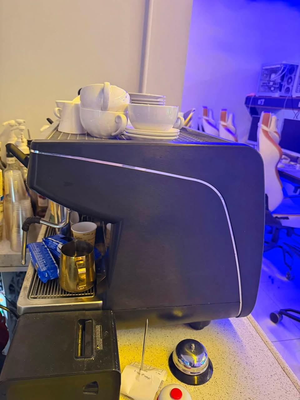 ☕️ للبيع ماكينة باريستا إسبريسو احترافية Nuova Simonelli Appia Life – 2 Group 🇮🇹

ماكينة Nuova Simonelli Appia Life الإيطالية، من أشهر الماكينات التجارية المستخدمة في الكافيهات والمطاعم والمشاريع الاحترافية، وتتميز بالقوة والثبات في الأداء.

🔹 الموديل: Appia Life
🔹 الماركة: Nuova Simonelli 🇮🇹
🔹 2 Group للعمل المتزامن
🔹 نظام Volumetric / Automatic
🔹 2 عصا بخار احترافية
🔹 2 مخرج ماء ساخن
🔹 مناسبة للكافيهات والمطاعم ومحلات القهوة
🔹 تتحمل ضغط العمل اليومي العالي
🔹 تصميم احترافي ومتين
🔹 الماكينة مستعملة ولكن بحالة ممتازة جدًا وجاهزة للعمل مباشرة بدون أي مشاكل

✨ جاهزة للتشغيل الفوري، مناسبة لمن يريد ماكينة أصلية قوية من ماركة إيطالية معروفة وموثوقة في عالم القهوة، وتعتبر خيار مثالي للمشاريع الجديدة أو التوسعة.

💰 السعر: 3,600,000 د.ع (قابل للتفاوض البسيط)

📍 الموقع: بغداد – زيونة
📞 للتواصل: ***********

📣 للاستفسار أو المعاينة يرجى الاتصال مباشرة أو مراسلتنا على الرقم أعلاه
🚀 لا تفوت الفرصة – ماكينة احترافية جاهزة للعمل فورًا!

Nuova Simonelli Appia Life 🇮🇹
قوة وثبات وجودة للمشاريع الاحترافية ☕️
