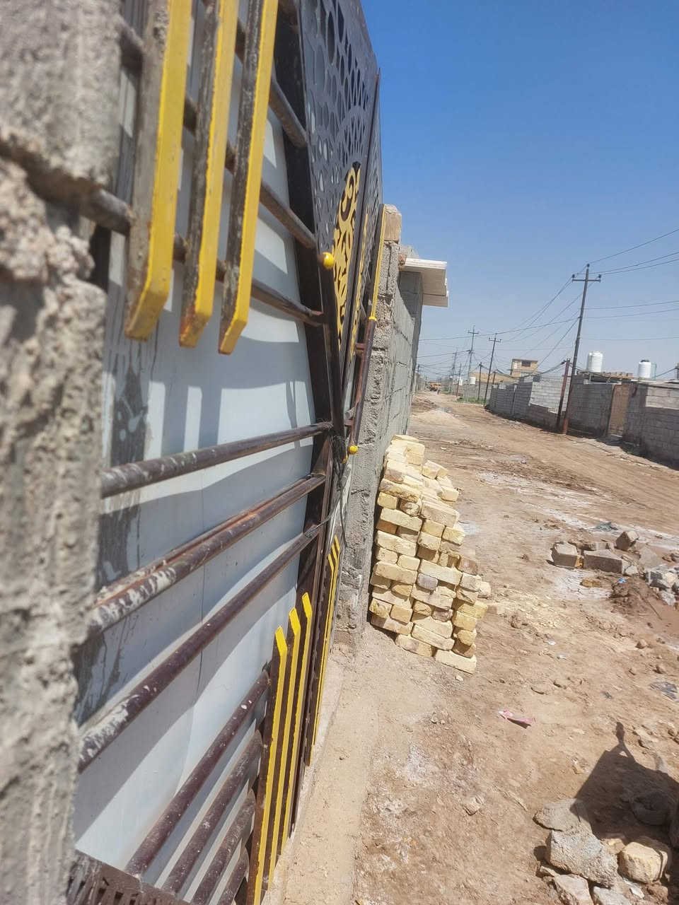 بيت بحي المنتظر الجيازنه جهة السفحه200م قريب على مولده ومدرسه نقص تشطيب دواخل لبخ وكهرباء متعوب عليه سقف سندويش كامل  تاسيس مجاري وماي ملبوخ من خارج بتلو طابوق مسطور وزفت مفروش لايلون محدول قفاز من ضمن مرتسم مرقم بلديه ومسجل بأسمي ثلاث غرف وستقبال وصاله ومطبخ وحمام داخل وخارج بالعافيه على الياخذه السعر (18)نهايته
وتساب***********
