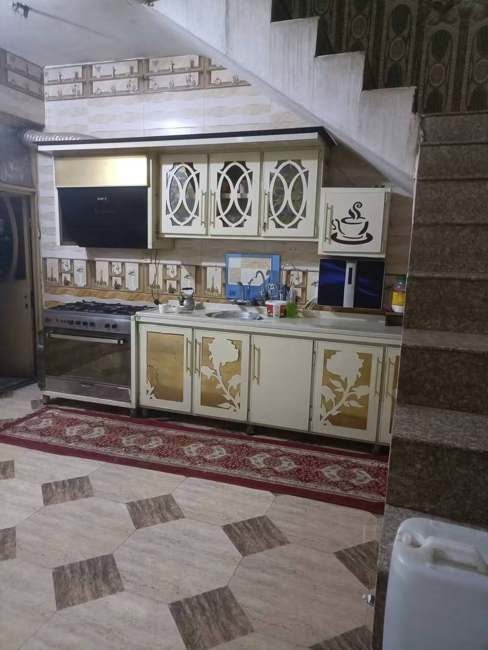 يا الله سلام عليكم بيت للبيع مساحة 100 متر 5×20 قاطين 3 غرف نوم وستقبال مدخلين وصحيات نقص السطح ماكامل ومحجر الدرج المنطقة خدمات كامله العنوان ام الكبر منطقة ابو درع قريب عله مرطبات الباندى للاستفسار ***********
