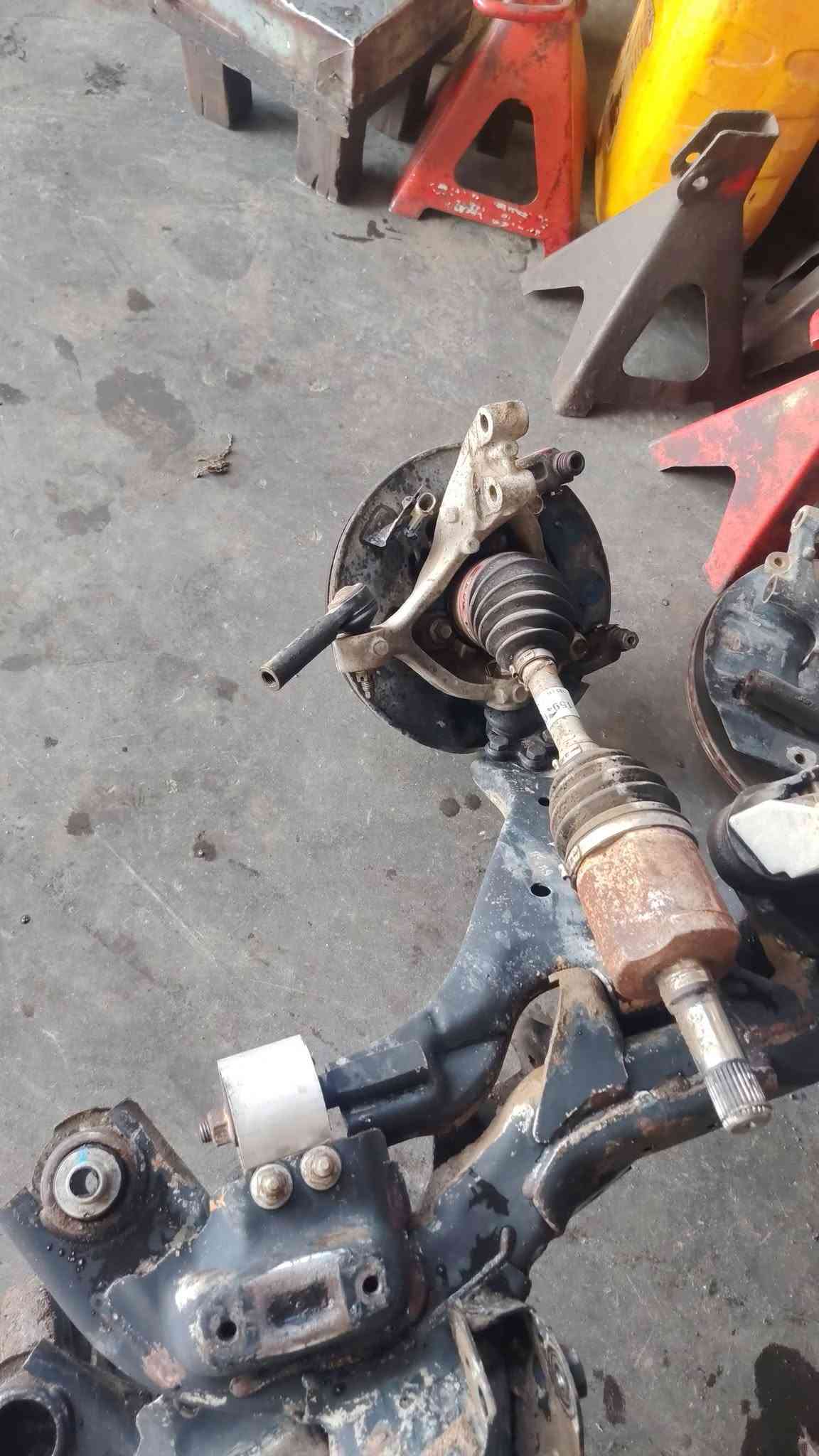 🔧 المرحلة الثانية | الغسل والتجهيز الشامل

بعد إكمال تفكيك بجم السوزوكي، باشرنا بالمرحلة الثانية من العمل، وشملت:

✅ غسل حوض السيارة بالكامل بالبخار المضغوط وإزالة الزيوت والترسبات القديمة.
✅ غسل وتنظيف الأفريم بالكامل من الداخل والخارج.
✅ تنظيف مشط الستيرن وجميع ملحقاته.
✅ غسل أجزاء الحدادية ومنظومة التعليق وتجهيزها للفحص والصيانة.
✅ غسل وتنظيف جميع أجزاء المحرك وملحقاته قبل إعادة التجميع والتركيب.
✅ فحص القطع بعد التنظيف وتحديد الأجزاء التي تحتاج إلى صيانة أو استبدال.
✅ تجهيز حوض السيارة والأفريم لاستقبال المحرك والكير الجديد.

عمل متكامل وخطوات مدروسة حتى ترجع السيارة بأفضل حالة ممكنة بإذن الله 💪🔩

🔰 ورشة أنور سوزوكي وإكونوكس

📍 كربلاء – الحي الصناعي – البلوك الثاني – شارع السايدين (سايد الدخول)

📞 ***********
📞 ***********
