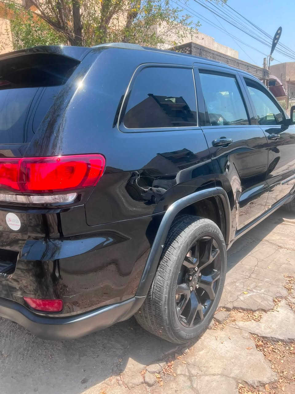 جيب كراند شيروكي بلاك مواصفات لاريدو موديل2019
حادثها جاملغ امامي بدون ايرباك من امريكا
وبيها بابتين عكس السايق صبغ بس رش بدون ضربه ولافتح
السياره فول مواصفات 
السعر 175
للاستفسار :***********
