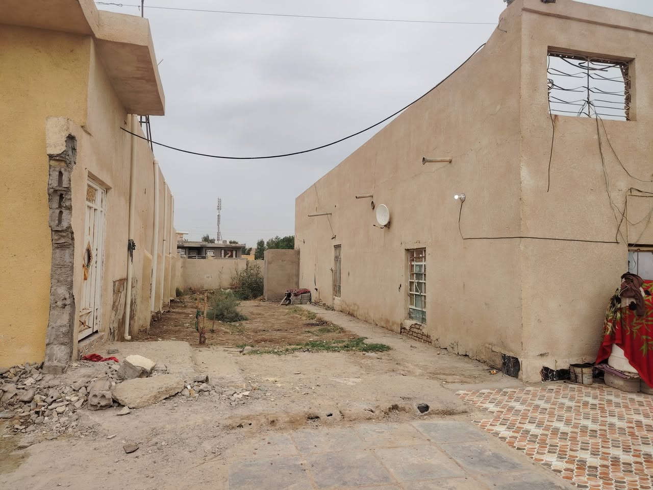 سلام عليكم شباب بيت ع طريق شاهينه طريق ابو ماش مقابيل بيت حطيبه
بيت مساحته 350
بيت طابو زراعي 
4غرف نوم

استقبال

2مطبخ

مخزن

صاله كبيره

وباقي تفاصيل داخل الرقم

***********
