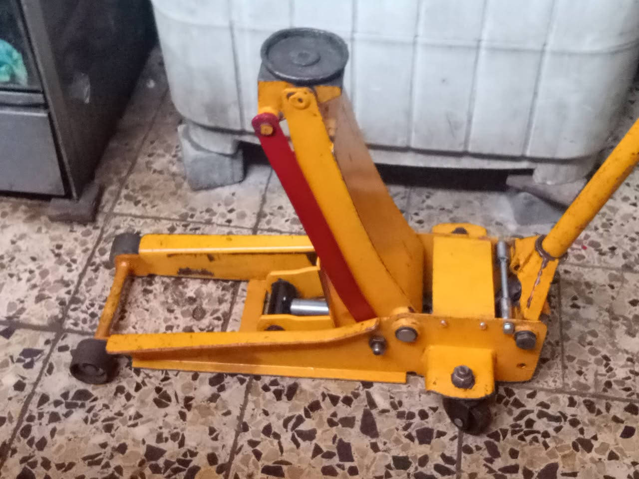⭕ يوجد توصيل لكافة المحافظات 
جك عربانه 3 طن دبل بستم خالي من اي نظوح شغال وعل الفحص شرط الفحص أمام المندوب السعر 95 الف مكاني بغداد قرب ساحة مظفر ***********
