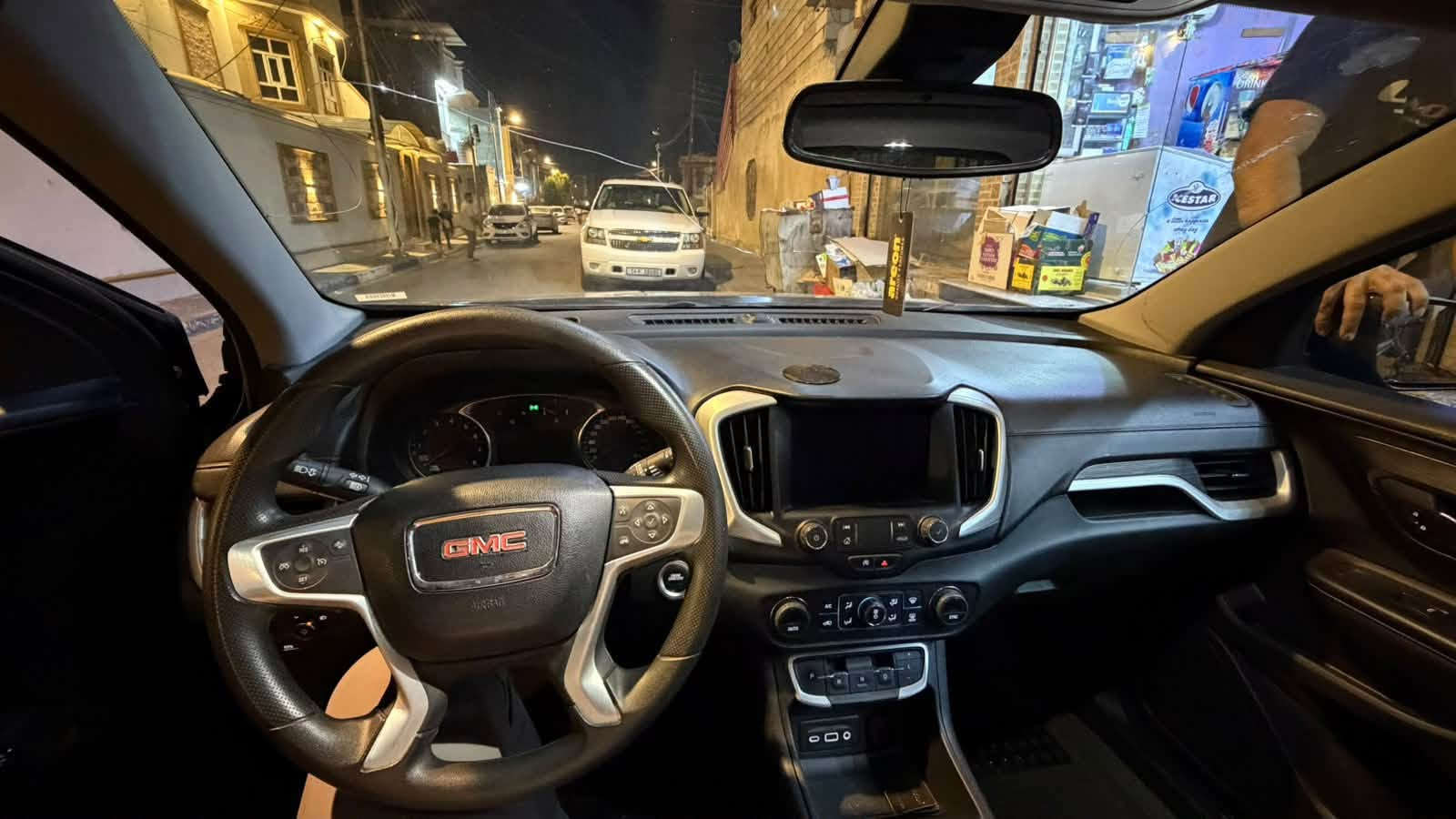جمسي تيران ٢٠٢٣ وارد امريكي
الحادث قطعتين (بنيد+ جاملغ )
مواصفات دنلي 
السيارة رقم بصرة حرة باسمي (تحويل ثاني يوم)
.فتحة بانوراما طكتين
.كشنات تدفئة
.نقط عمياء+اشاير مري
.تحديد مسار 
.رادارات امامي وجوانب
.حساسات خلفية
.صندوق كهرباء (طكتين)
.تشغيل عن بعد
.لدات امامية وخلفية 
.كشنات جلد 
.حجم المكينة ١٥٠٠تيربو اقتصادية ونشطة 
.جامات نزول اوتو
.ماشية 50الف كيلو مو ميل
.بانزين محسن+ دهن امزويل كلة وكالة او كارت تبديل
السيارة نضيفة ومال جناي 
صور الحادث مقفولة افحص وين متريد
مكانها البصرة 
***********
