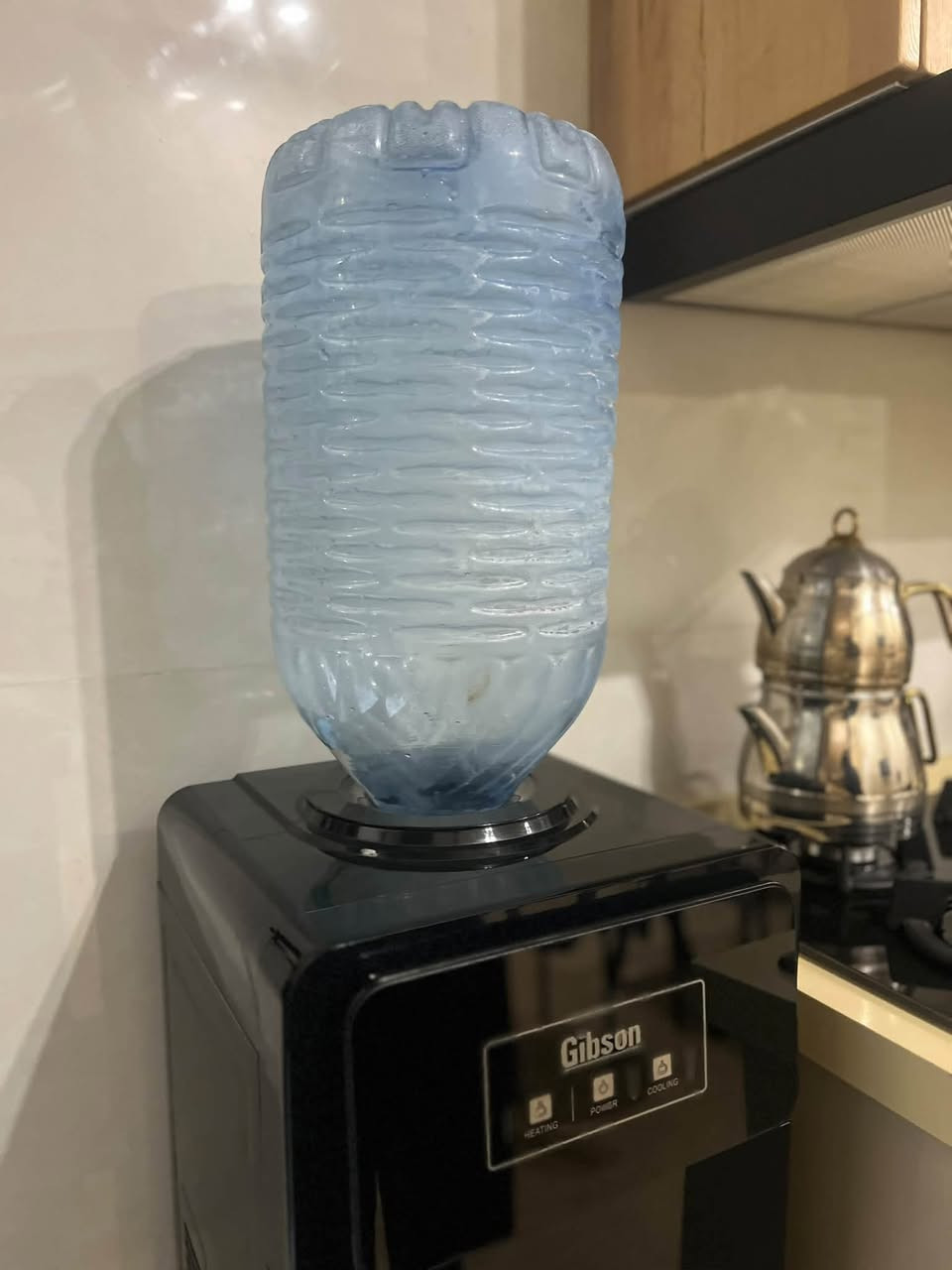 السلام وعليكم عدي براد ماء 
شغال ونضيف وتفحصه كدام عينك مستعمل فترا جدا جدا قليله وبسيطه عنواني بغداد السيديه فقط الشراي خاص
***********
