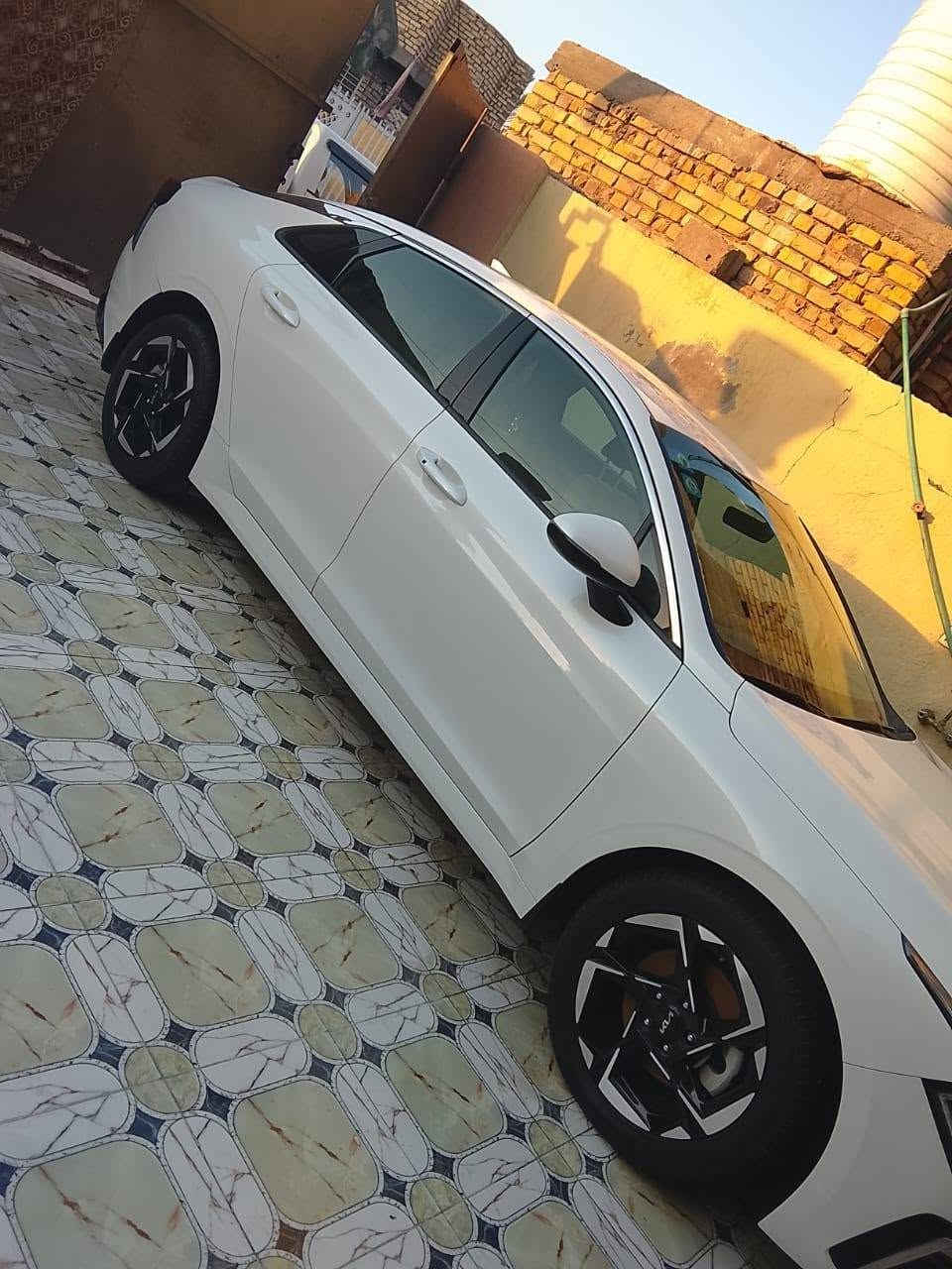 السلام عليكم كي فايف 5 kموديل 24 فول مواصفات  عدى  بانوراما  سياره كفاله عامه تبريد ثلج حداديه جديده تخم تاير سياره زيرو مال شركه سياره احلى من الصوره   الاستفسار على هذا الرقم *********** مكان السياره حله

