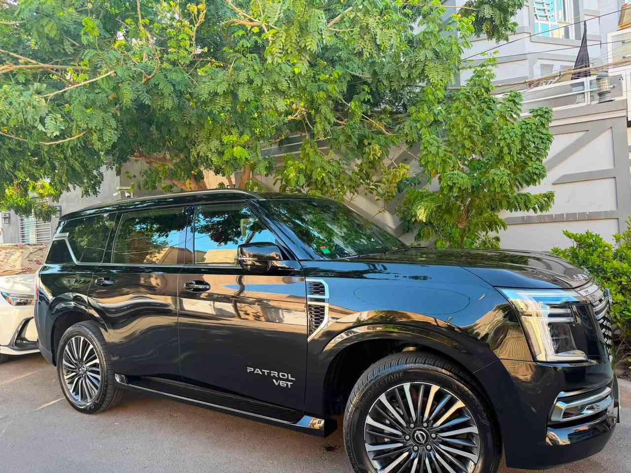 نيسان باترول 
2025
توين تيربو v6
ناقل الحركة: أوتوماتيكي 9 سرعات
نظام الدفع رباعي 

 شاشتين بحجم 14.3 بوصة
النظام الصوتي نظام Klipsch الممتاز بـ 12 سماعة
المقاعد مقاعد فاخرة قابلة للتعديل كهربائياً، مع ذاكرة لمقعد السائق
شحن لاسلكي، 
 و شاشة عرض أمامية (Head-Up)
 باب خلفي كهربائي بحساسية الحركة
، وفتحة سقف بانورامية 

عجلات ألومنيوم مقاس 20 بوصة
مصابيح: مصابيح أمامية LED،
 مصابيح نهارية LED
، ومصابيح ضباب أمامية LED
قيادة الاحلام، حيث تجتمع الفخامة مع الأداء "
اكتشف عالماً جديداً من الفخامة والأداء مع سياراتنا"
العنوان 📍السعر 143 وبيها مجال 
بغداد. ‭***********‬
