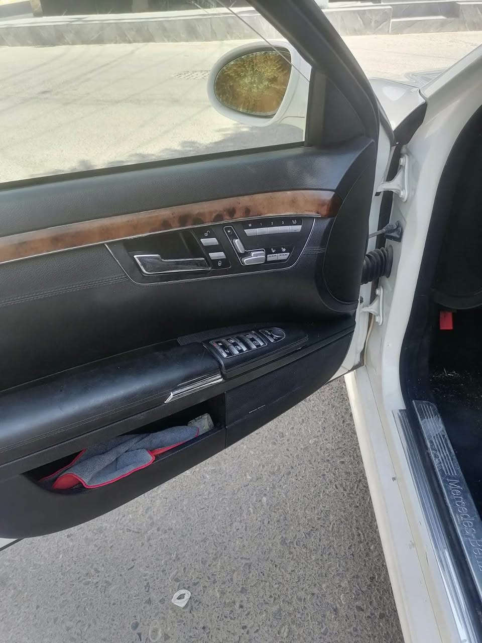 سەلام علیكم 
مارسدیس بێنز ۲٠٠۷ S class

مواسەفات فول..

٤ دەرگا شەفت

کوشن خەزن

۳ مۆد لێخورین

کوشن سارد و گەرم

هەردوو کوشن دواوەش هيتەر

 ٥ پەردە بیلادی

٤ ویل مایباخ

سلادە سەیارەکە بێ عەیب و عارە و هەیكەلی زۆر جوان و خاوێن ماوەتەوە داوای ۷٠ گەڵاو مەجالیشی تیایە

تێبینی : سەیارەكە  (ساغە)  و براوە و مووس نیە كۆدی ئاسایشی بۆ كراوە پلێتیشی وەرگرتووە.
( *********** ) السليمانية, العراق
