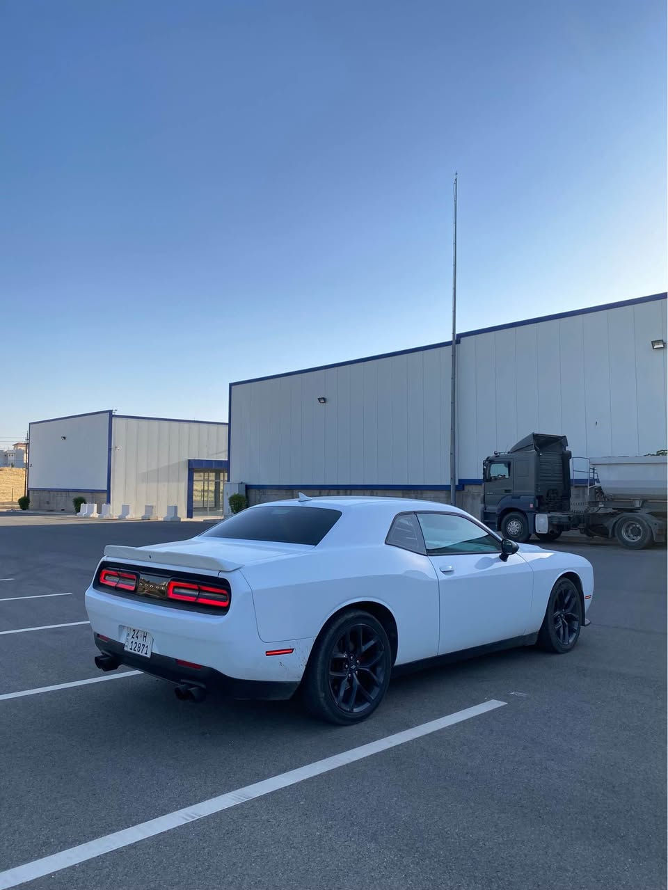 Dodge Chalnger 2018 SXT 
سيارة نظيفة 
محرك ٣.٦ - ٦ سلندر 
فول مواصفات بس بدون فتحة 
ضررها بيها صفحة صبغ هو مو صفحة كامل بس انطيك صفحة صبغ بدون دواخل و الارباكان مرجعة سستم 
سعرها بلاشش ١٤٥$ ورقـــة و مجال 
للمزيد من المعلومات اتصل على هذا الرقم 
كورك-واتساب 
(***********)
عز سميل, دهوك
