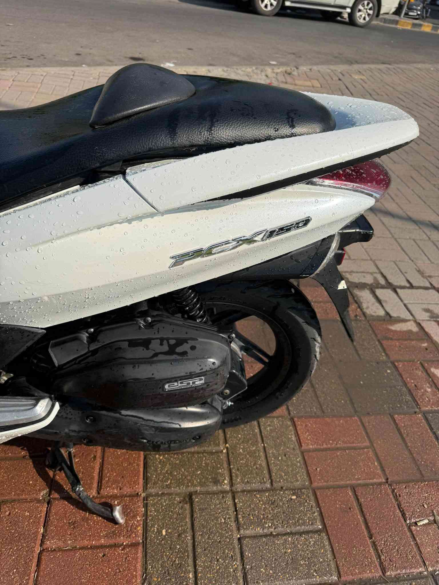 سلام عليكم للبيع دراجة pcx جيل الاول ( حساس زدحام   ( A  ) حساس ستان صفح  ) دراجة وارد يابان JF  السعر ( 13 ) وبي مجال عنوان الدراجة بغداد سوق الصدرية للتواصل ***********

