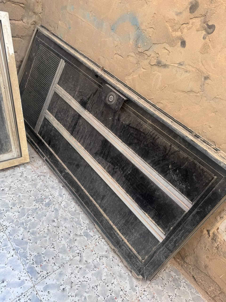 شبابيك + باب المنيوم  القوي جامهن المسكرت اقوه شي الثقيل للبيع مكاني ناصريه سيد خضير ***********

