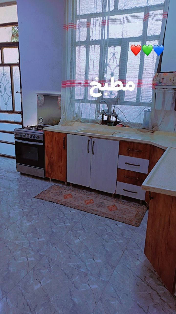 سلام عليكم ورحمه الله بيت للبيع ركن 100م
10*10 متكون من طارمة أو صالة أو مطبخ أو كندور أو غرفة وحدي أو مجمع صيحات أو منور + بيتونة بيت كامل مابي اي نقص السند زراعي 25 تحويل ثاني يوم  كل الخدمات متوفرة مي كهرباء مولدة ذهبي .
العنوان :قرب العلوية شريفة بنت الحسن 
قرية البو عظم ربع سعلو 
السعر:60 او قابل التفاوض 
متواجد على الصفحة أو رقم واتساب/***********
