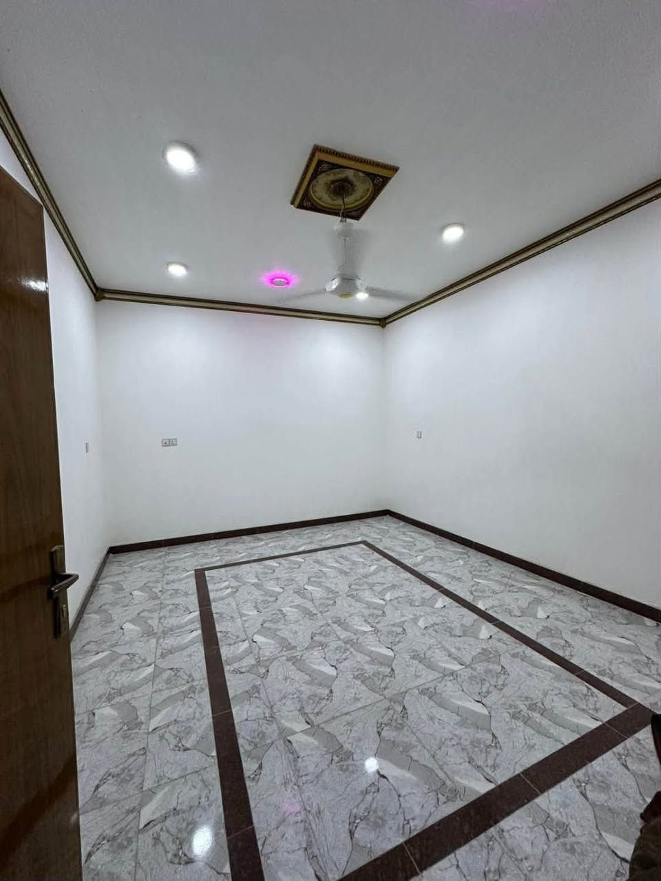 🏡/ دار للبيع المساحة ٣٠٠ م طابو صرف 

                الواجهة ١٥ م / النزال ٢٠ م 

🧱/ بناء حديث سنة ٢٠٢٢ نظيف جداً 

الطابق الاول / مطبخ . هول . استقبال . غرفتين نوم . مجمع صحيات داخلية وخارجية. گراج . حديقة 

الطابق الثاني/ خمس غرف نوم . هول . مجمع صحيات 

🌏الموقع/ حي الاساتذة الاولى خلف دكتور عادل الكرعاوي يقع امام متنزه 

⭕️نستقبل جميع العروض السكنية والزراعية و التجارية في جميع مناطق الحلة 

لمعرفة السعر مراسلة الصفحة او مراجعة مكتب 

بشار للعقار والمقاولات شارع ٦٠ بداية شارع الحسينية 

***********       ***********
