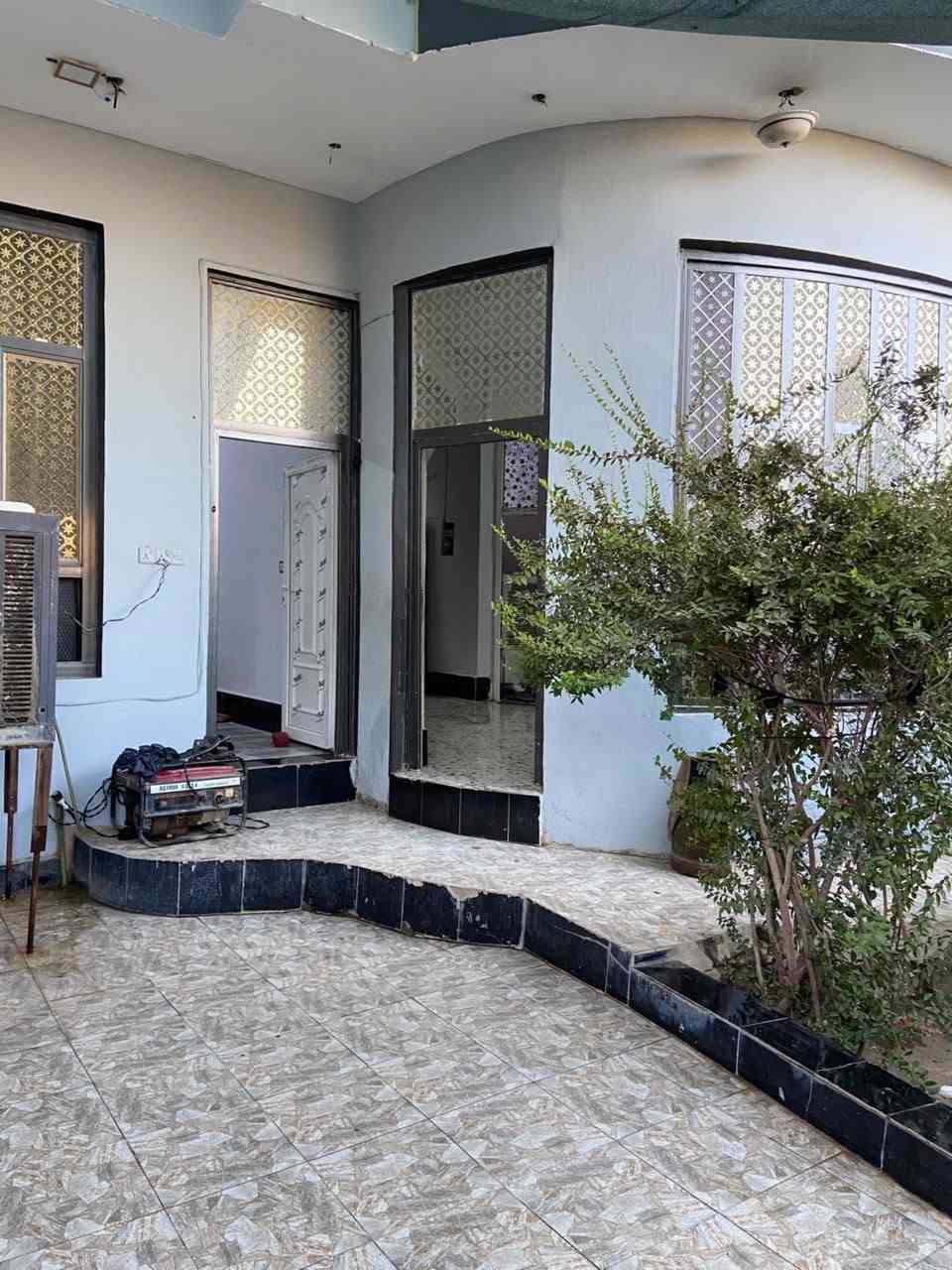 بيت للبيع مساحه ١٦٠ متر مربع طابقين الطابق الاول غرفه وصاله وستقبال ومطبخ  وثاني غرفتين وصاله بيت جاهز للسكن الموقع باب درب قرب مدرسه المساعي ***********
