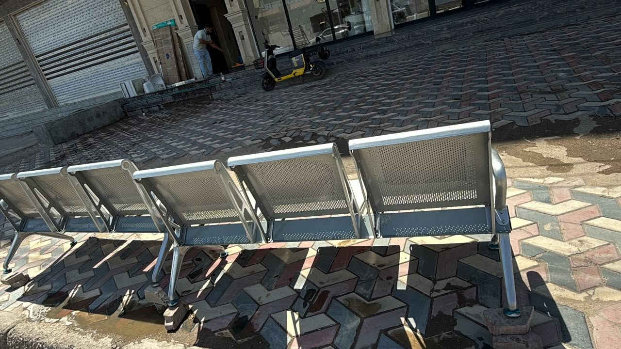 سلام عليكم عندي كراسي للبيع العدد 2 الكرسي الواحد ثلاث مقعد انضاف  العنوان البصرة مركز المدينه الهاتف ***********

