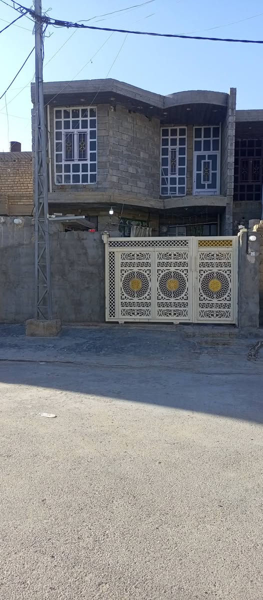 السلام عليكم مشتمل الجغيفي الثانيه قرب جامع الذكر الحكيم وقريب عليه المدارس الابتدائيه بنات وولد وثانوية بنات  المساحه 125 متر طابو زراعي ارض بجر مو دفن طابقين بناء بلوك الارضي كامل والطابق الثاني  عظم المشتمل سند بسمي الواجهه 6 وربع و النزال  20  الشارع 10 ومقابيله ماكو بيت هم شارع عشره نافذ ع شارع 12 مكانه مميز  داخل البيت حزام سيراميك و الارضية  هم سيراميك برهم بيع وهم يرهم مراوس السعر 75 قابل للتفاوض  ادخل وشوف للتفاصيل اكثر ع الخاص والا رقام التاليه *********** و ***********
