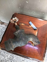 طرمبة عملاقة نحاس وزنها ٢كيلو ونص شغالة وبحالة جيدة ترهم لديكور او للا...