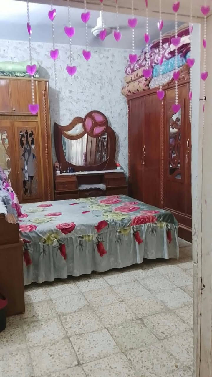 السلام عليكم بيت مساحته 200للبيع  العنوان الچلبيه يم مدرسة الخلاني الواجهة 2 ونص يحتوي على غرفتين وصاله واستقبال ومطبخ وللستفسار الاتصال على الرقم  ***********
