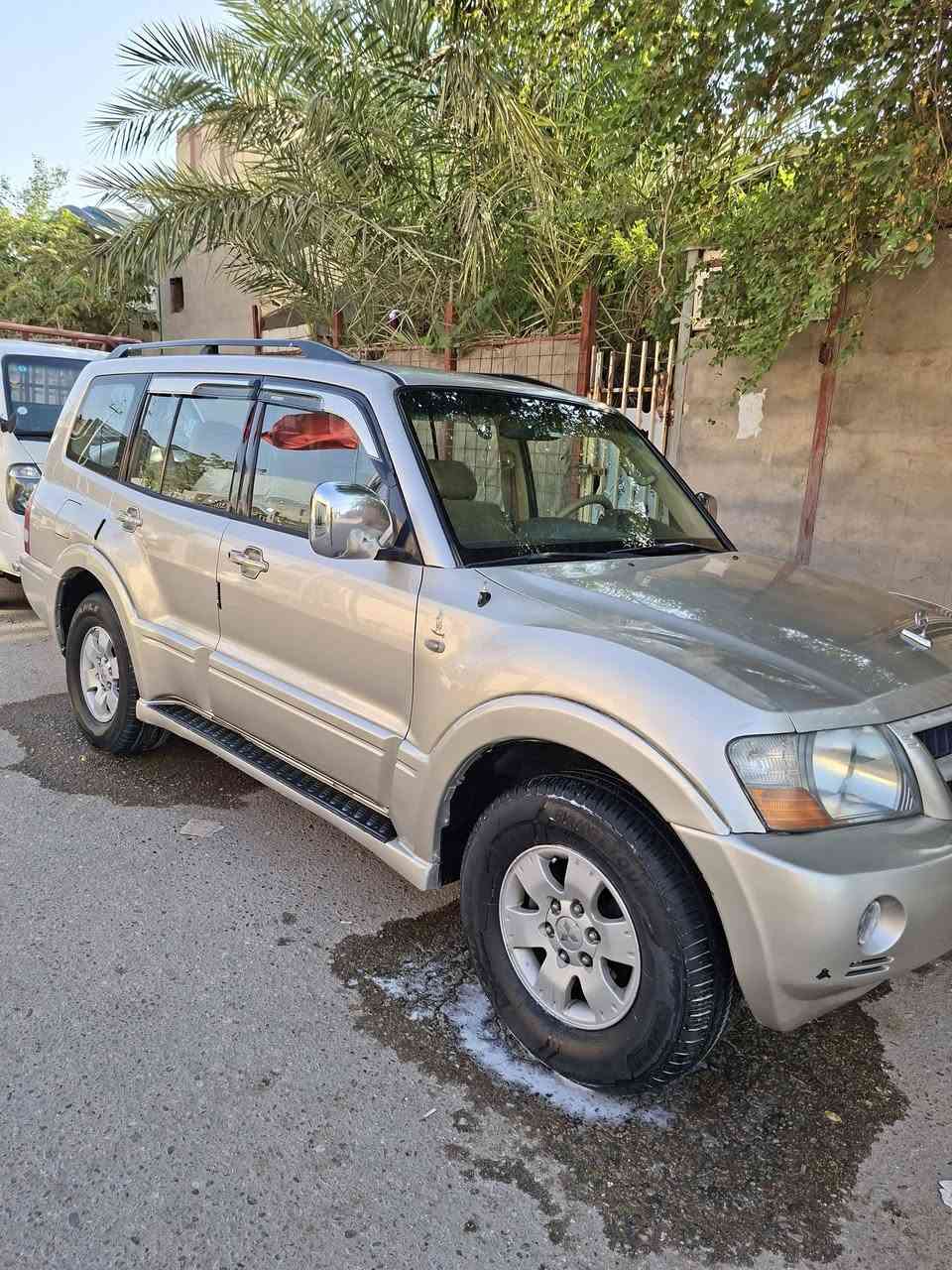 سلام عليكم باجيرو ٢٠٠٨ مكينه ٣٠٠ تبريد ٣ قطع وجديد مكينه وكير حلوات تخم تاير جديد حداديه حلوه بيها ٣ قطع صبغ  رقم بغداد مكان السياره الديوانيه قضاء الشاميه السعر ٨٨ وبيها مجال بسيط  رقم الهاتف ***********

