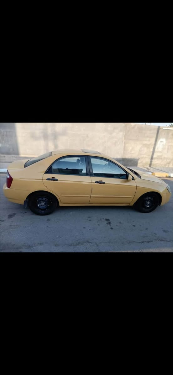 السلام عليكم كيا سبكترا 2006 للبيع مكينه جديده لاتنقيص ولاتبخير كير اوتماتيك جديد حداديه جديده تخم تاير جديد تبريد شرط ثلج كهربأياته كله شغاله مابيه اي نقص السياره بيه فتحه سقف بيه طخه بلجاملغ الكدام بدون دواخل رقم بغداد انكليزي سنويه 2030  جامه اماميه جديده 
السعر ٥٣ مكاني الديوانيه 
***********

