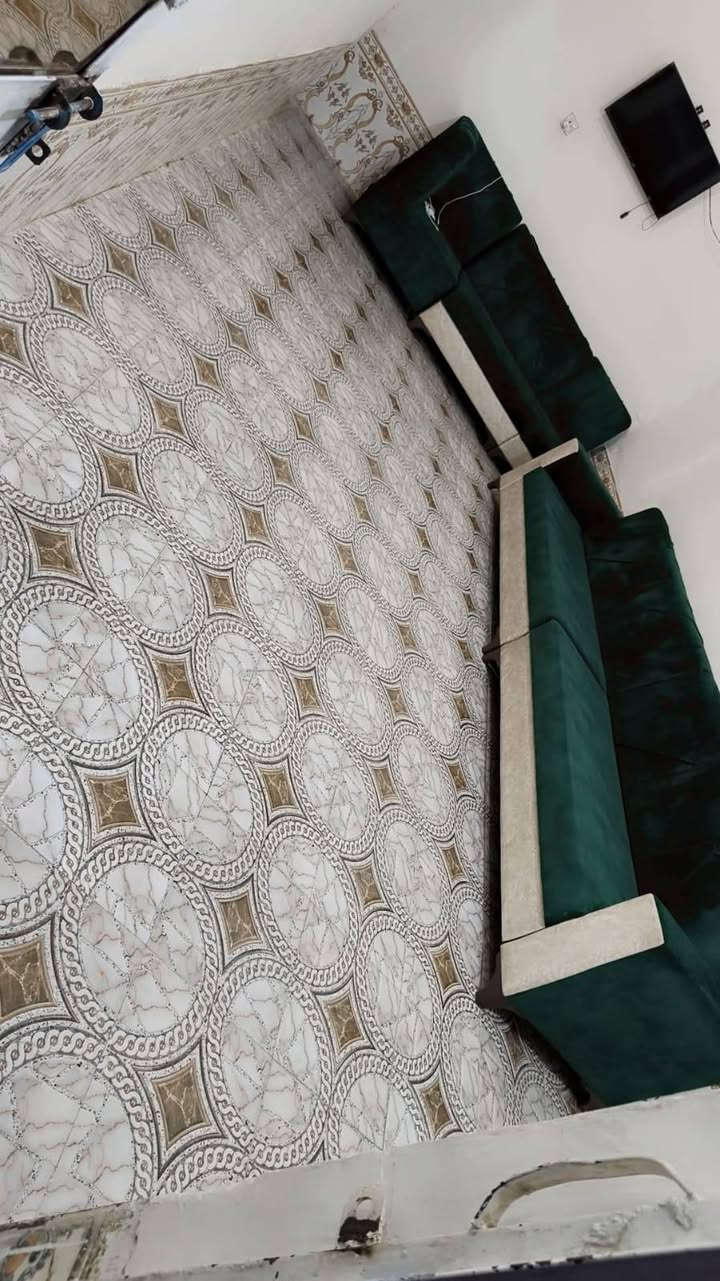 السلام عليكم بيت للبيع المساحه  300 غرفة وصاله واستقبال ومطبخ وغرفه خارجيه السعر 45 حي جواد ***********
