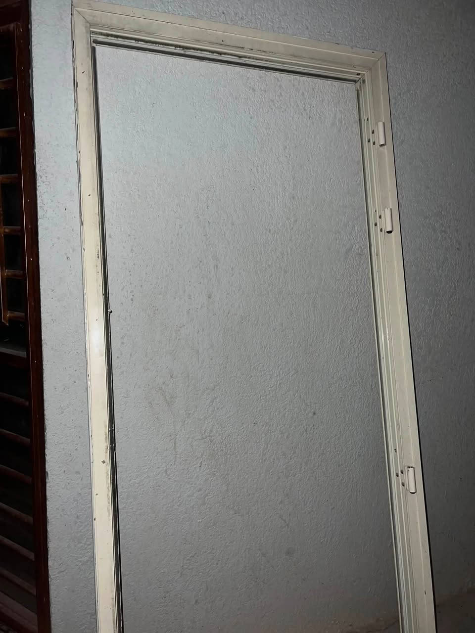 السلام عليكم باب للبيع كويتي نظيف كلش العرض (٨٥سم )الطول (٢٠٠سم) انا مشتري ب ١٤٥ الف اطيح من سعرة للي يفيدة *********** واتساب 
مكاني بالزبير
