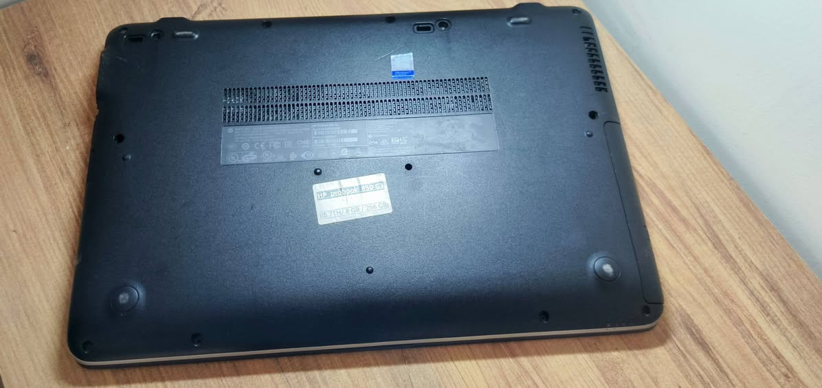 💻 لابتوب HP ProBook 650 G3

المواصفات:
• المعالج: Intel Core i5-7200U الجيل السابع
• الرام: 8GB
• التخزين: 256GB
• كرت الشاشة: Intel HD Graphics 620 مدمج (متوقع)
• الشاشة: 15.6 إنچ تقريباً
• نظام التشغيل: Windows 10 – 64 bit
• محرك أقراص DVD موجود

مناسب للدراسة والأعمال المكتبية والتصفح.
السعر: 230 ألف وبي مجال بسيط 
للتواصل *********** واتساب فقط
