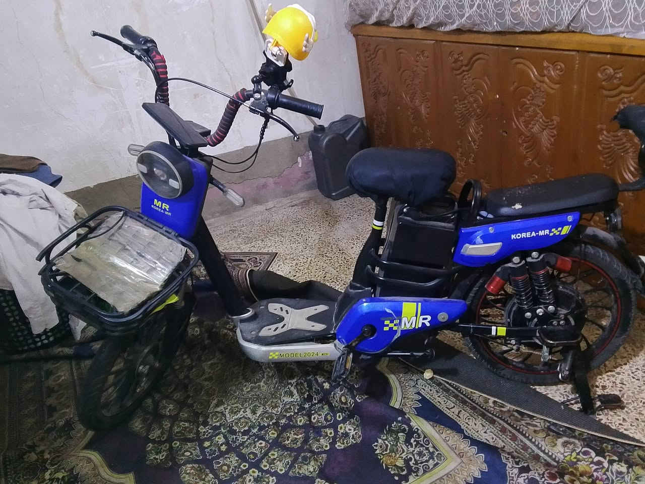 سلام عليكم بايسكل شحن للبيع  الحجم 16 بطاريات جدد بس نقص شاشه السعر 200بي مجال  
المكان كربلا الرقم *********** واتساب
