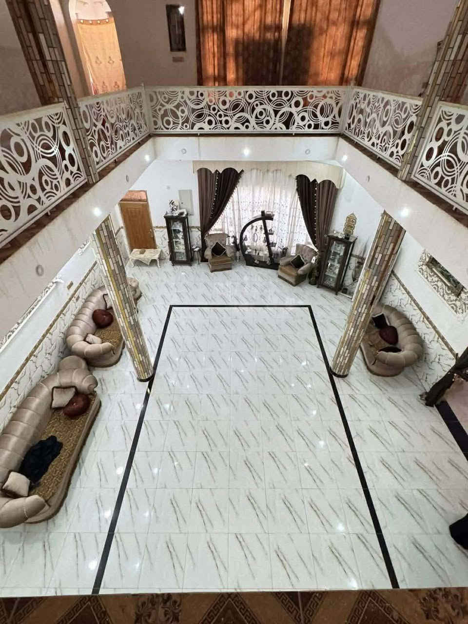 دار للبيع
الرقم ***********
المكان كوت الجديدة نزلة البتروميل
المساحة ١١٠٠ متر 
يتكون من طابقين الاول غرفتان اسويت كامل 
وصالة ومطبخ حار ومطبخ بارد الطابق الثاني يتكون من عرفة سويت كامل وغرفتان بدون صحيات وصالة وصحيات خارج البيت 
مع مشتمل 
يتكون من غرفتان وصالة ومطبخ وصحيات 
مع اسواق 
وحديقة كبيرة ٢٠٠ متر
