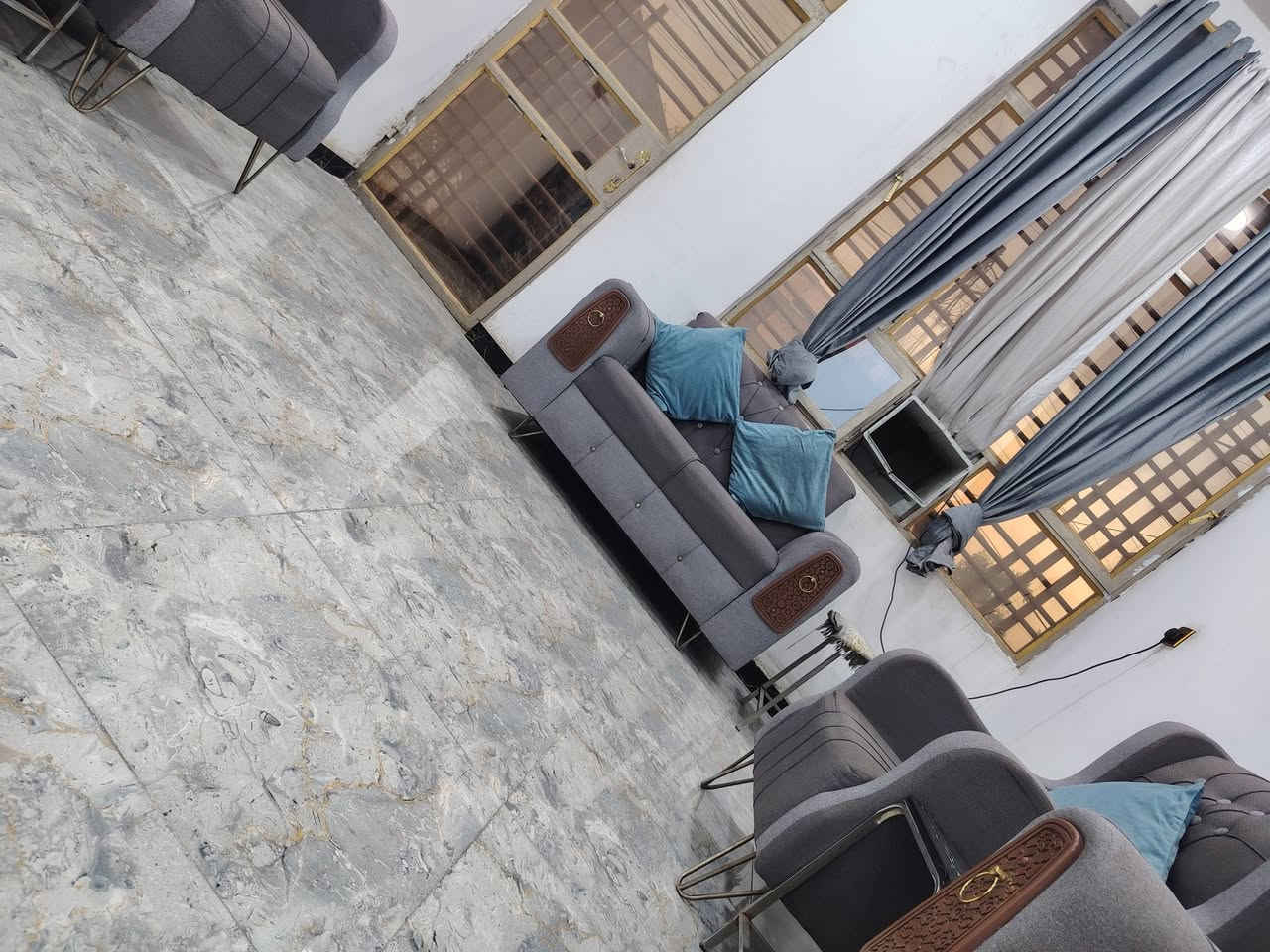 االسلام عليكم ورحمة الله وبركاته تخم للبيع نضيف عشر مقاعد السعر 250 بي مجال قليل

