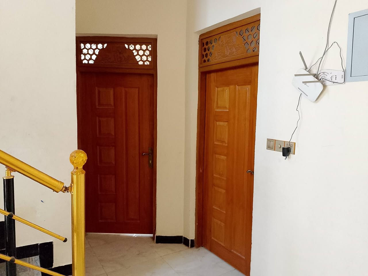 البيت للبيع طابو صرف 100 متر مربع 10في 10 طابقين حي الجامعه شارع 20 قرب مدرسة السجى بناء طابوق صب كونكريت 4 غرف نوم استقبال مطبخ صاله عدد 2 صحيات داخل وخارج خدمات كامله سعر على الاتصال ***********
