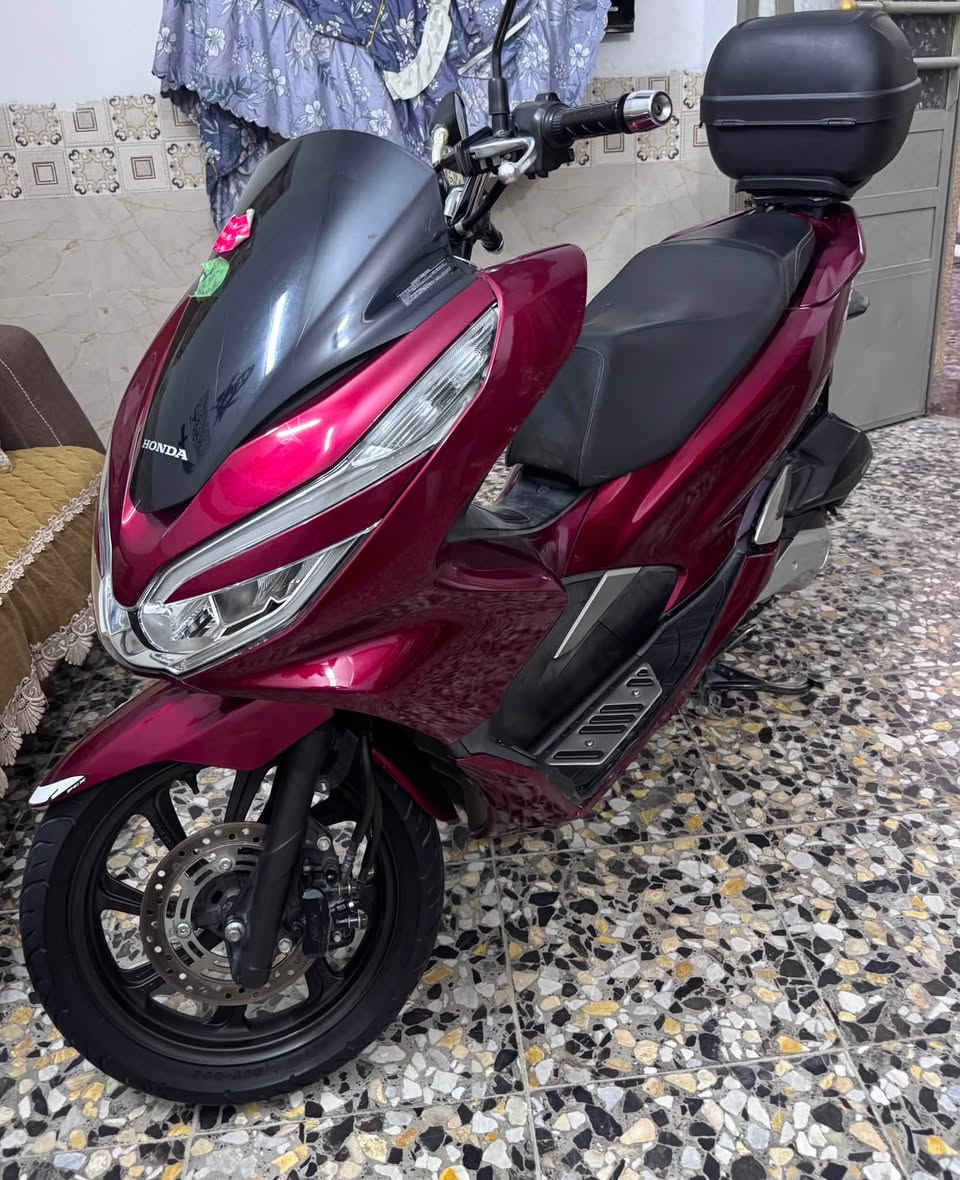سلام عليكم PCX جيل الثالث يابانيJF
قبل شهر نازله من بيت طارش
الدراجه بحاله الوكاله بعدهة بلزكات الرمبه
ومنفيسهة وكتلوكاتهة موجودات وياها والوصل مال مزاد 
ماشيه 11k✅
الدراجه كفاله من التاير للتاير اي نقص مابيه 
وشرط الضمان ✅
السعر 22$ وبيه مجال مكاني الامين الثانيه 
شراي اتصل ***********
