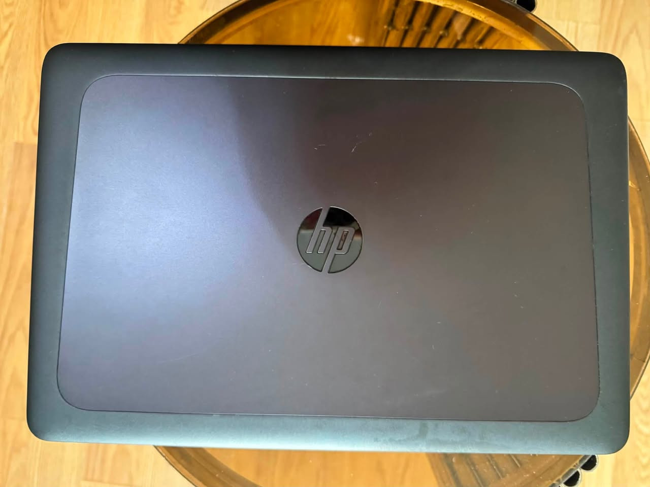 السلام عليكم
لابتوب البرامج الهندسية  والتصميم والمونتاج ورك ستيشن قوية جدا 
مواصفاتها 
 HP ZBOOK 15u G3 
المعالج كور اي سفن core i7 6600u 
الرام 16 كيكا ddr4 قابل للتطوير 
الهارد ssd 256 كيكا كلش سريع
كرت الشاشة خارجي منفصل AMD FIREPRO W4190M(2كيكا)
كرت شاشة داخلي انتل (8كيكا) 
مجموع كرت الشاشة 10 كيكا
حجم الشاشة 15.6 Full hd 1920 1080  
كيبورد ضوئي عربي انكليزي 
بيها منفذ Type c تايب سي 
ملاحظة بيها طخة بالجانب موضح بصورة والتاج باد شغال بس يشمر 
وياها ماوس اصلي وجنطة واللابتوب شغال 100%
لابتوب مفيدة  جدا للبرامج القوية والهندسية خصوصا اوتوكاد وماتلاب و3d max ومنصب اوتوكاد 2021 والالعاب القوية 
الملحقات شاحنتها الاصلية وجنطة وماوس اصلي
مكاني بغداد الاسكان قرب مستشفى آلطفل 
السعر 325 الف 
***********
