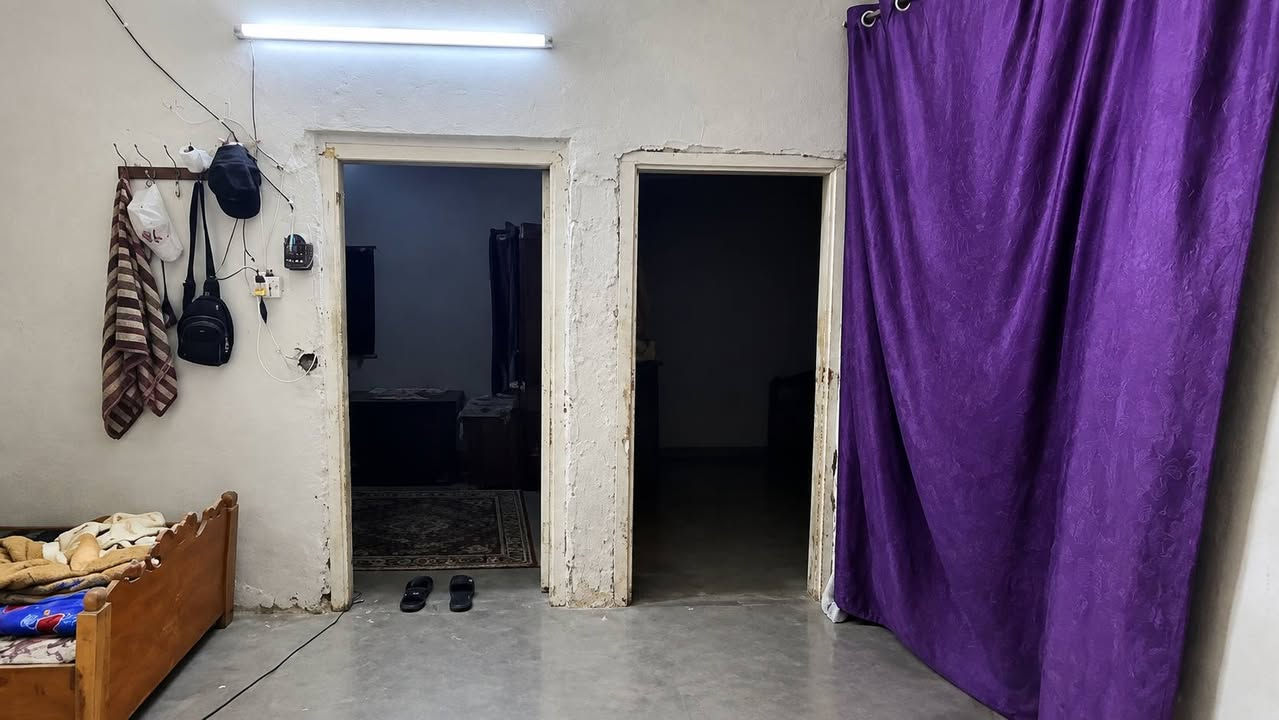 اسلام عليكم
بيت للبيع حواسم في البياع حي صدام 
مساحه البيت 300متر 
البيت طابق واحد بي غرفتين اكبار وصاله كبيره وحوش كبير وحمام كبير ومطبخ كبير البيت عارضينه للبيع بسعر 15 وبي مجال الحاب يتواصل ويانه واتساب او هاتف ***********
