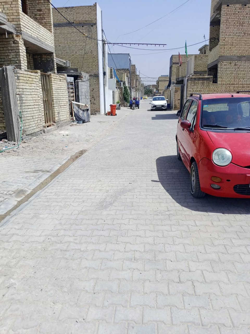 من رخصة المسؤول المحترم مساحة 200 متر مبني عليها بيتين كل بيت 100 متر واجهة 5 ونزال 20 لكل بيت حوش استقبال صاله مطبخ حار حمام داخلي وخارجي غرفة نوم بيتونة مع مخزن سطحين لكل دار نقص بياض وسيراميك وكاشي فقط عرض الفرع 8 متر كامل خدمات ماء مجاري كهرباء مقرنص تبليط قرب البزل طابو زراعي سند 25 منطقة الشعب الغرير موبايل *********** خاص او واتساب السعر مناسب
