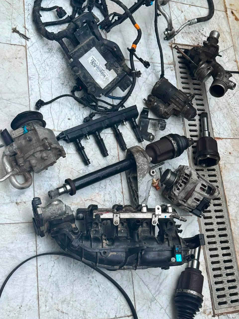 يتوفر مواد احتياطيه شوفر كروز وسونك كله شغال
داينمو وسلف كمبريسر مسطره مجاول مسطره بخاخات توربو وبراد وعقل وضفيره 
***********
