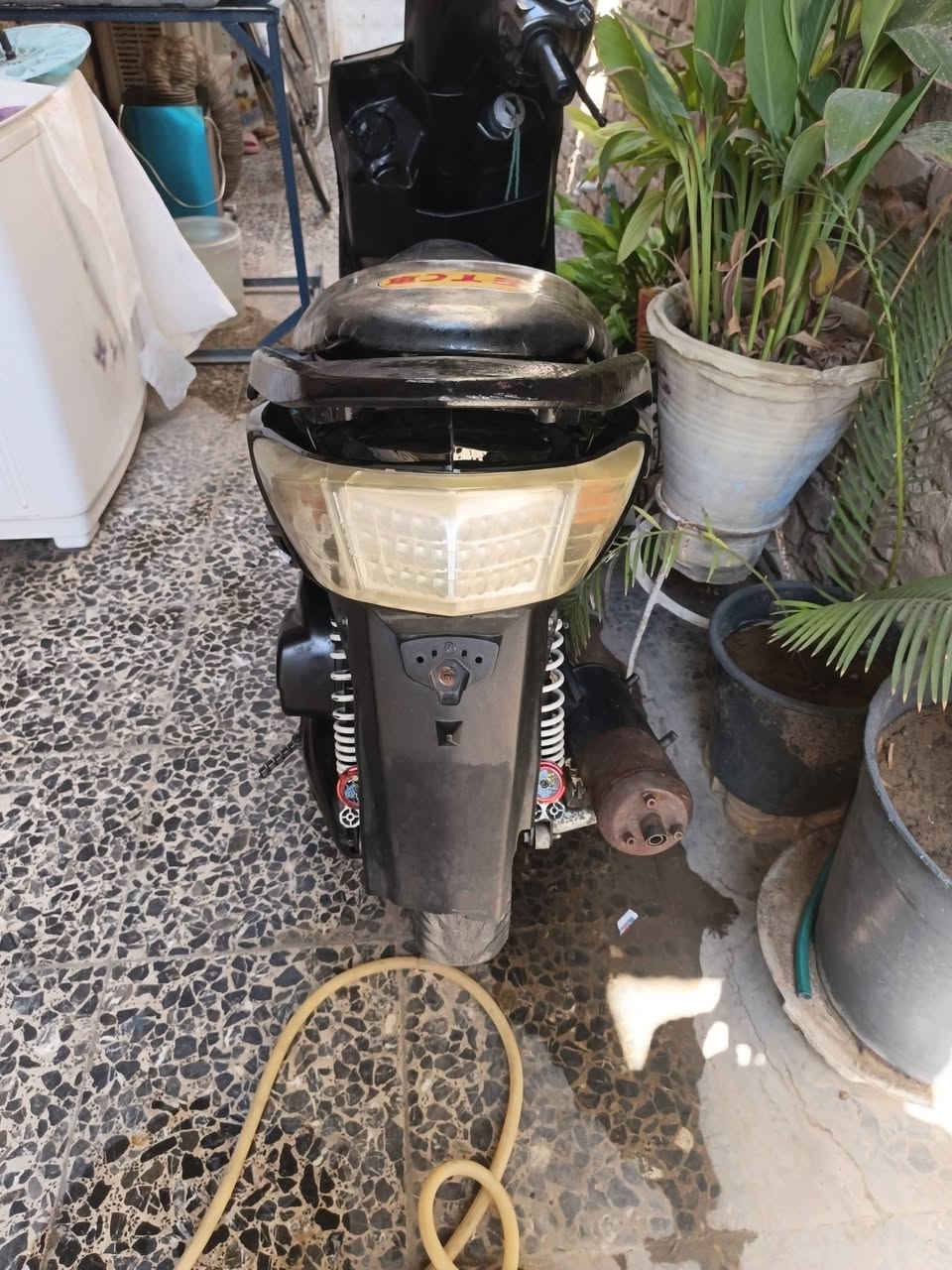 دراجه سكنس للبيع شغاله فچأه طفت واصلها نار كهربائيات شغاله ماعرف شبيها كوم حديد ب350 للتواصل ***********
