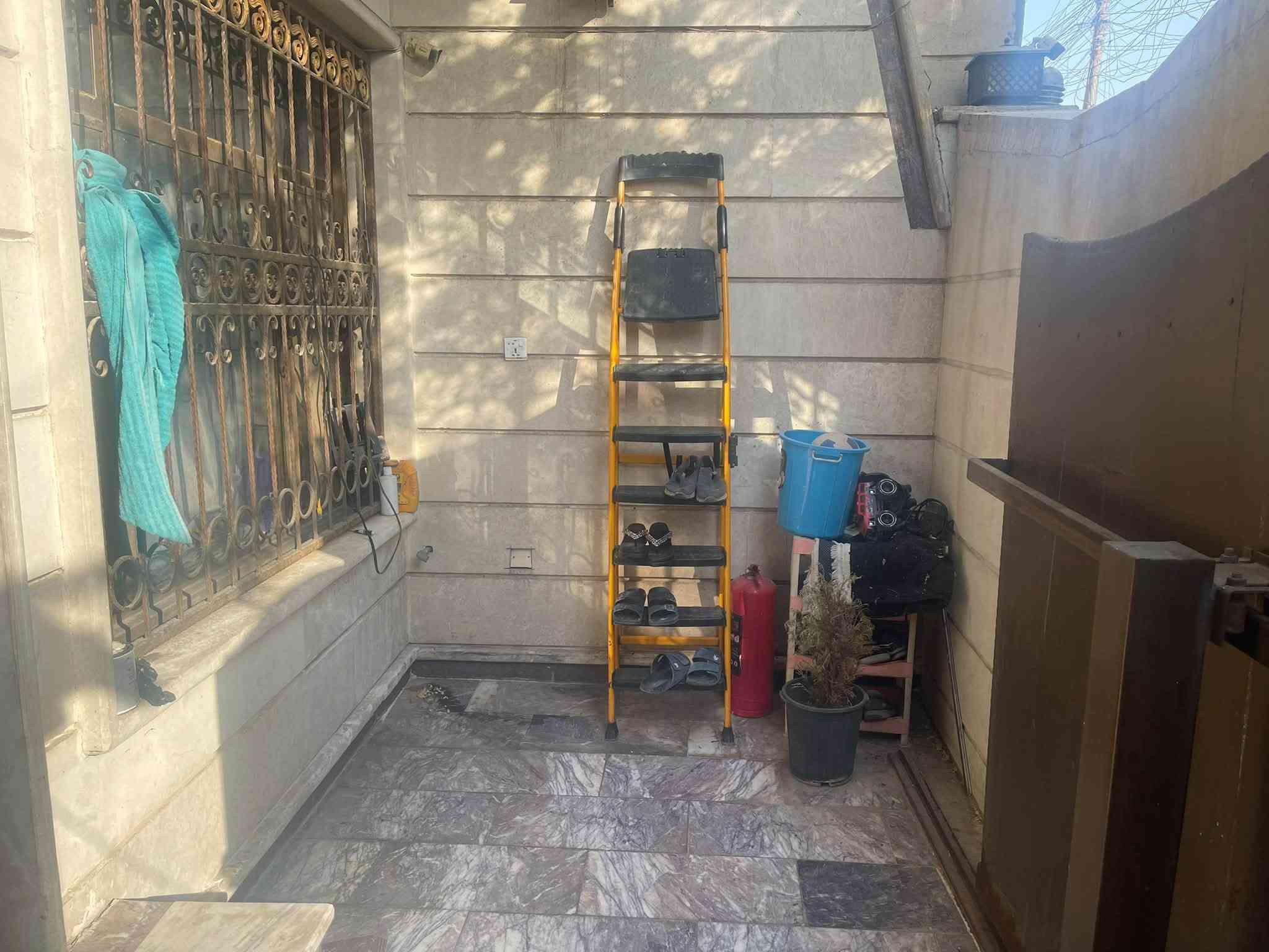 للبيع مشتمل مسلح نظيف جداً اربع طوابق المساحه 88 متر واقع حال 90 الواجهه 5،30 والنزال 16،5واقع حال 17 متر يحتوي الطابق الاول على مدخلين استقبال ومدخل للهول الحولي ومطبخ معزول وخدمات ومنور والطابق الثاني غرفتين نوم وخدمات والطابق الثالث غرفتين نوم وخدمات والطابق الرابع بيتونه وسطحين الموقع شارع فلسطين محله 502 باحلى واهده فرع قرب شارع الحاسبه وقرب السوك قرب مدرسة المتميزات للبنات للاتصال *********** او *********** شركة الخيمه للعقار
