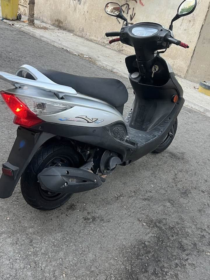 السلام عليكم 
دراجه للبيع كايمكو ڤي تو 
محرك 125cc
دراجه لمحرك مالها خير من الله 
دراجه انضف من الصوره 
محرك بلادي سبانه ما ممدوده عليه 
كهربائيات كلها شغاله 
سعر (خاص) للستفسار 

(ملاحضة) إذا مو شراي لتتصل 

(***********)الهاتف
