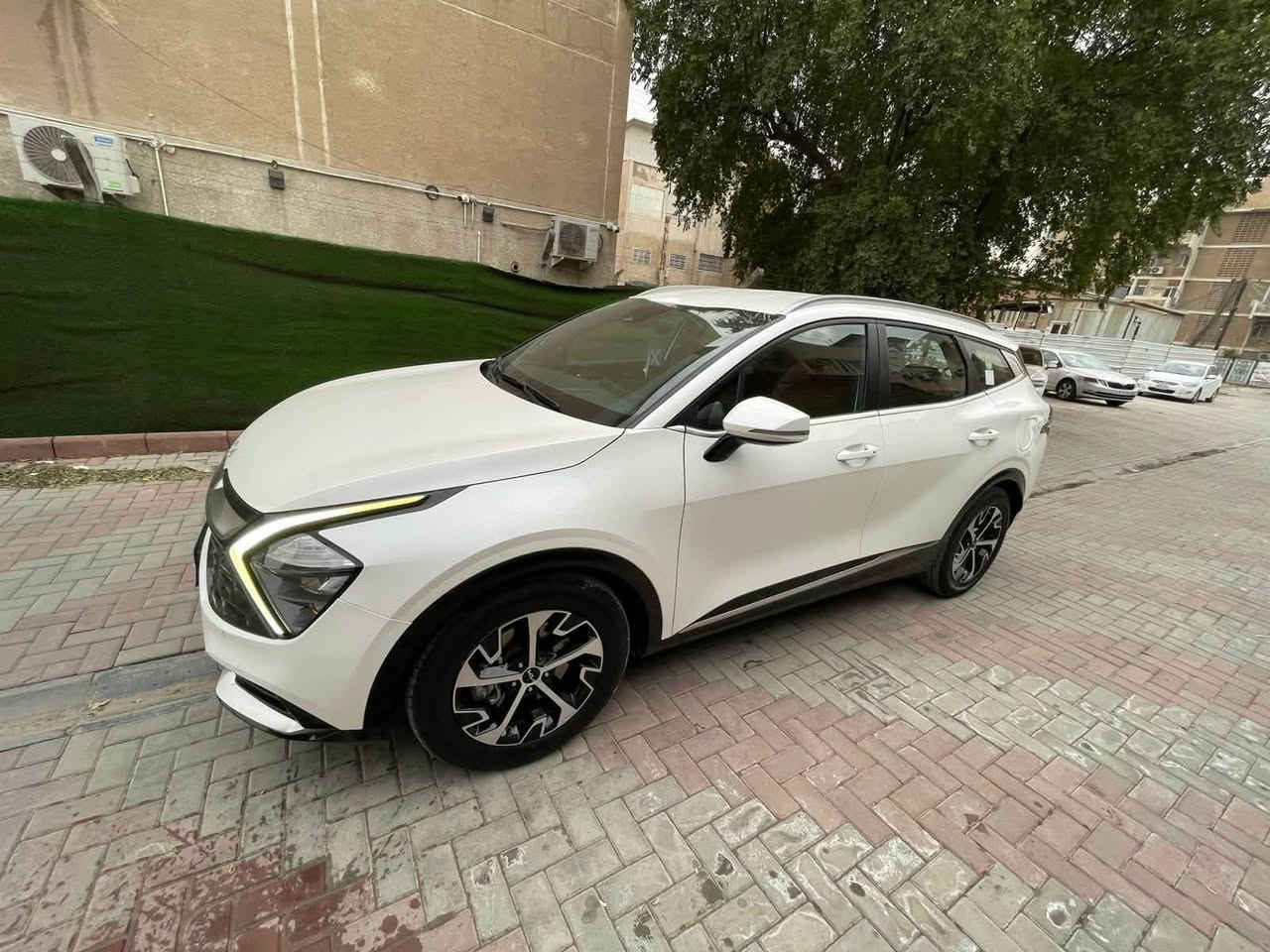 ياالله 
السلام عليكم سبورتج 2022  EX هايبرد  وارد كوري 

حجم المكينه : 1600 تيوبو + نظام هايبرد     
             ماشيه : 60 الف كيلو  
           الايرباك : دركه فقط 
الضرر : صبغ حافة البنيد وخشم الجاملغ 
 
           
#المواصفات
1. شاشه كبيره
2. بصمه
3. شحن وايرليس
4.تشغيل عن بعد 
5. كامرا
6. رادارات جانبيه
7. رادار امامي
8. لايتات لد 
9. بكلايت لد 
10. كشنات جلد مشمشي
11.هيترات بالكشنات
12. ويل كب 
13.اشاير بالمري
14.كيجات دجيتل 
15. قطعتين تبريد 
16. تبريد بيانو 
17. تحكم 
18. نظام سبورت ايكو عادي
19. فور ويل 4x4
20.ايقاف ذاتي اوتو ستوب
21.حساسات خلفيه
22. اوتو هولد 
23. نظام منحدرات 
24. كشنات كهرباء

السعر اتصل وتدلل مرقم بغداد 
تفاصيل اكثر هذا رقمي *********** تحياتي 
مكاني بغداد زيونه
